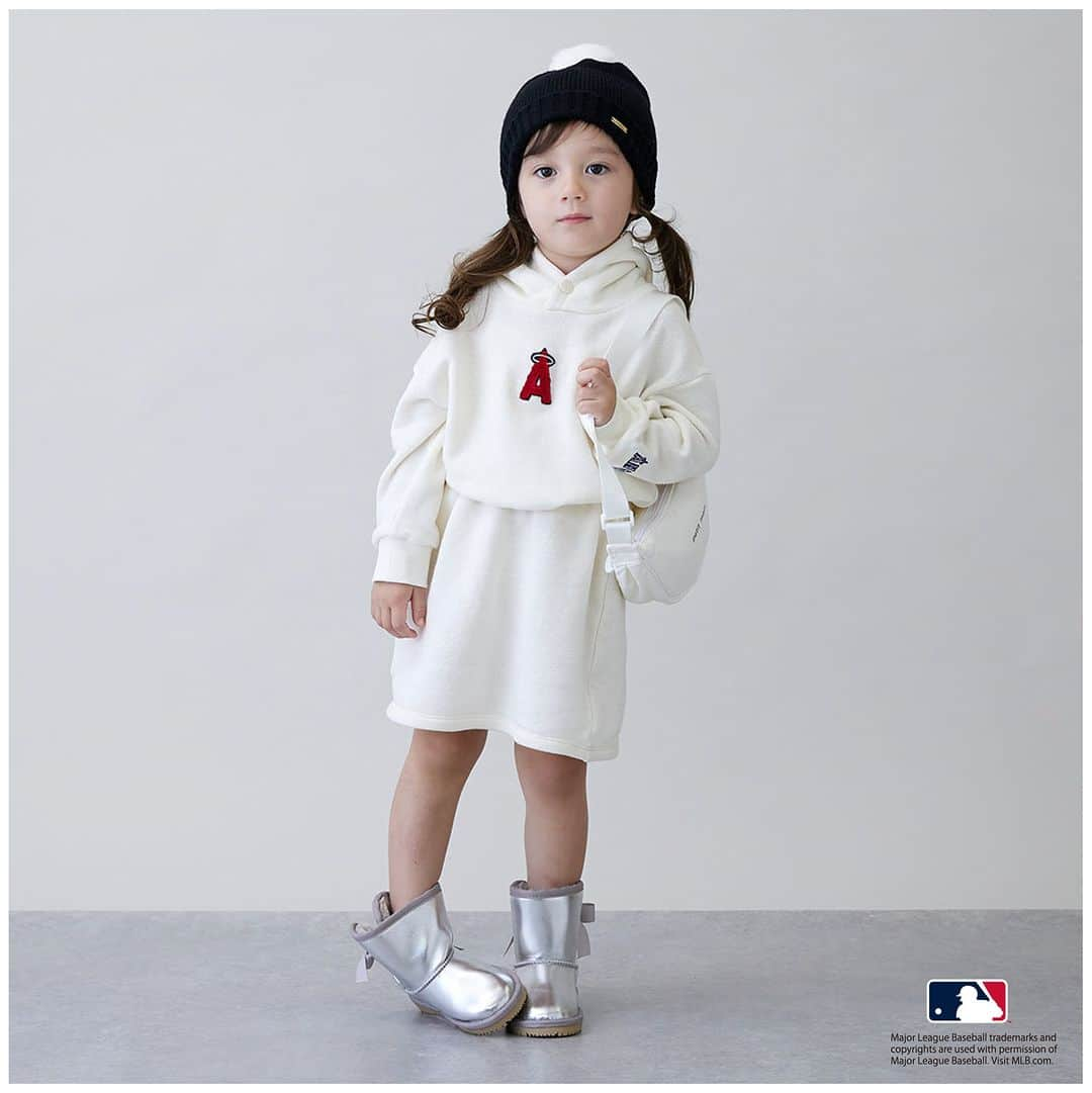 petit mainさんのインスタグラム写真 - (petit mainInstagram)「.  ⭐︎Special item⭐︎  . プティマインから初のMLB限定デザインアイテムが秋の新作ベビー、キッズウェアとして登場！ 全国のプティマイン店舗・ナルミヤオンラインにて9月28日（木）より順次発売スタート！ 　 定番のスウェットアイテムや、スタジャンなど、ユニセックスで着用可能なアイテムが揃いました。ベビーとキッズでリンクコーデできるアイテムもありますよ。  ※ショップは9/28(木)より順次入荷予定・オンラインは先行発売中 ※店舗によって発売日が異なるので、詳しくはご利用の店舗にお問い合わせください  【MLB】ﾛｺﾞﾊﾟｰｶｰﾜﾝﾋﾟｰｽ 80～130cm 品番：9633320 価格：¥3,960（税込）  【MLB】ﾛｺﾞﾄﾚｰﾅｰ 80～130cm 品番：9533225 価格：¥3,190（税込）  【MLB】ｽｳｪｯﾄﾊﾟﾝﾂ 80～130cm 品番：9533112 価格：¥3,190（税込）  【MLB】ｻﾛﾍﾟｯﾄ 80～130cm 品番：9533111 価格：¥4,290（税込）  【MLB】ｽﾀｼﾞｬﾝ 80～130cm 品番：9533311 価格：¥5,830（税込）  着用モデル girl：身長98㎝ / 着用100㎝ boy：身長92㎝ / 着90㎝ boy：身長101㎝ / 着100㎝  〈ご注意〉 ※写真はサンプルで撮影しています。色・デザインが多少が異なる場合がございます。あらかじめご了承ください。 ※入荷、在庫状況は店舗によって異なる場合がございます。ご利用の店舗・ナルミヤオンラインオンラインまでご確認ください。 @narumiyaonline_official   #MLB #メジャーリーグ  #大リーグ #petitmain #プティマイン #プティキッズ #プティの新作 #ナルミヤオンライン #narumiyaonline  #むすめふく #むすこーで #女の子コーデ #女の子ママ #男の子コーデ #男の子ママ #子供のいる暮らし  #こどもと暮らす #子育てグラム #instafashion #kidscode #キッズコーデ #キッズファッション #キッズモデル #子供服 #子供服通販  #リンクコーデ #お揃いコーデ」9月26日 21時31分 - petitmain_official