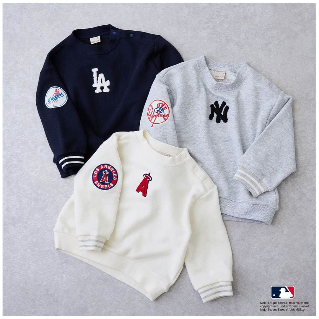 petit mainさんのインスタグラム写真 - (petit mainInstagram)「.  ⭐︎Special item⭐︎  . プティマインから初のMLB限定デザインアイテムが秋の新作ベビー、キッズウェアとして登場！ 全国のプティマイン店舗・ナルミヤオンラインにて9月28日（木）より順次発売スタート！ 　 定番のスウェットアイテムや、スタジャンなど、ユニセックスで着用可能なアイテムが揃いました。ベビーとキッズでリンクコーデできるアイテムもありますよ。  ※ショップは9/28(木)より順次入荷予定・オンラインは先行発売中 ※店舗によって発売日が異なるので、詳しくはご利用の店舗にお問い合わせください  【MLB】ﾛｺﾞﾊﾟｰｶｰﾜﾝﾋﾟｰｽ 80～130cm 品番：9633320 価格：¥3,960（税込）  【MLB】ﾛｺﾞﾄﾚｰﾅｰ 80～130cm 品番：9533225 価格：¥3,190（税込）  【MLB】ｽｳｪｯﾄﾊﾟﾝﾂ 80～130cm 品番：9533112 価格：¥3,190（税込）  【MLB】ｻﾛﾍﾟｯﾄ 80～130cm 品番：9533111 価格：¥4,290（税込）  【MLB】ｽﾀｼﾞｬﾝ 80～130cm 品番：9533311 価格：¥5,830（税込）  着用モデル girl：身長98㎝ / 着用100㎝ boy：身長92㎝ / 着90㎝ boy：身長101㎝ / 着100㎝  〈ご注意〉 ※写真はサンプルで撮影しています。色・デザインが多少が異なる場合がございます。あらかじめご了承ください。 ※入荷、在庫状況は店舗によって異なる場合がございます。ご利用の店舗・ナルミヤオンラインオンラインまでご確認ください。 @narumiyaonline_official   #MLB #メジャーリーグ  #大リーグ #petitmain #プティマイン #プティキッズ #プティの新作 #ナルミヤオンライン #narumiyaonline  #むすめふく #むすこーで #女の子コーデ #女の子ママ #男の子コーデ #男の子ママ #子供のいる暮らし  #こどもと暮らす #子育てグラム #instafashion #kidscode #キッズコーデ #キッズファッション #キッズモデル #子供服 #子供服通販  #リンクコーデ #お揃いコーデ」9月26日 21時31分 - petitmain_official