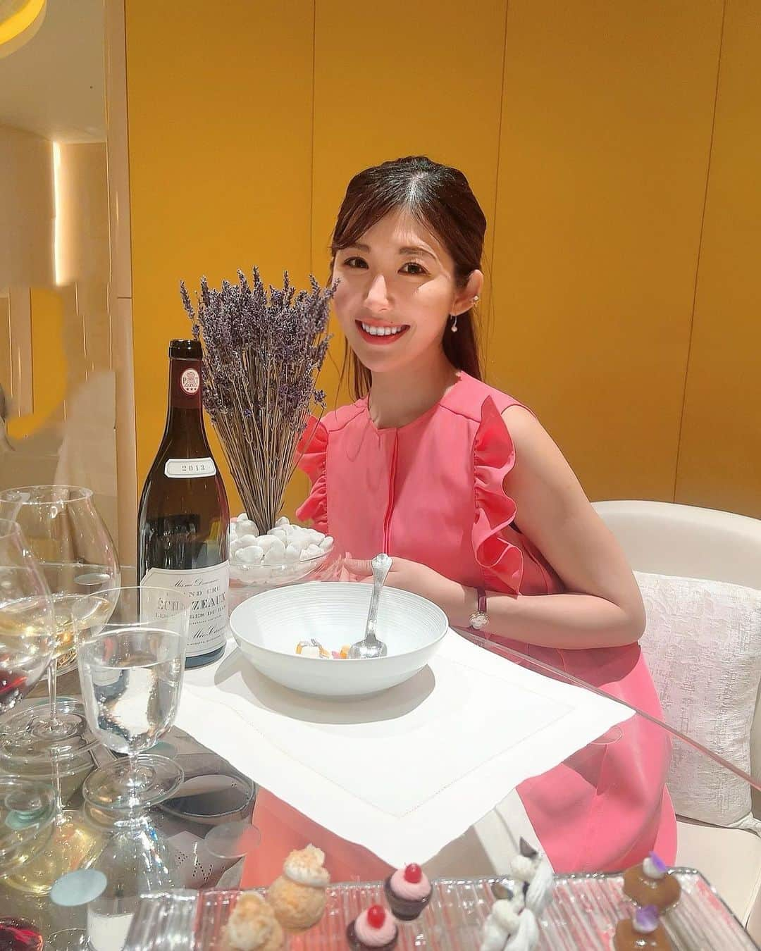 千代田唯のインスタグラム：「憧れのグランメゾン L'OSIER✨  ワインを好きになってよかった🍷と思うことは いっぱいあるのですが その内の一つが おいしいを言葉にすることができるようになったこと🥰お料理も一緒です✨  以前より食事が倍以上楽しくなりました〜🍽🍷❤️  #ロオジエ#グランメゾン#tokyo #ミスワイン #ワインインフルエンサー #ワイン講師 #神主 #ワイン好き#ワイン好きな人と繋がりたい  #wine#winelover#meocamuzet#jacquesselosse#champagne#burgundy」