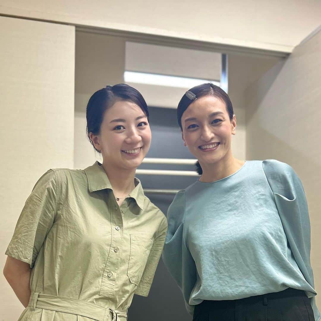 瑞羽奏都（水谷美月）のインスタグラム：「某撮影🎥ナビゲーター💁‍♀️  シリーズ第三弾❗️スタッフさんも顔見知りな方が多く…お陰様で落ち着いてできたので、少ないテイクでなんとか終えられました🙌  今回もヘアメイクさんに、綺麗にしてもらいました💄やっぱりプロにやってもらうのは全然違います✨メイクさんが何使ってるのか見るのが大好きで、マジマジと道具を眺めてしまいました🙄  スキンケア時、ずっと気になってたアヌア桃70を使ってて、お化粧の前に使うと肌なじみがよくなるんだと教えて頂いたので、今度購入してみようと思います😊  私のメイクをやって下さったメイクさんと📸ちなみに、もう1人は男性のヘアメイクさんだったんですけど…この方が面白くて…待ち時間があっという間でした😆  #撮影 #ナビゲーター #pv #企業pv #企業pr動画  #ヘアメイク #アップへア #スキンケア」