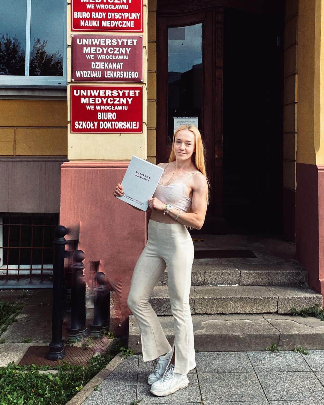 アガタ・フォルカシェブイチのインスタグラム：「Rozprawa doktorska złożona ✅ Było bardzo ciężko, ale wreszcie!  🔜 Aguś, dr n. med. 👩🏼‍⚕️  #phd #doktorat #rozprawadoktorska #lekarz #doktor」