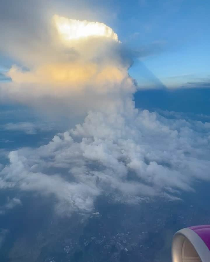 佐藤彩のインスタグラム：「飛行機からの景色✨  すごい積乱雲😳！ 夕日を浴びてて綺麗🥹  なかなか見かけない雲だったし！ 雲の投稿が並んだので載せてみた！笑笑  #積乱雲 #飛行機からの景色 #これぞ #発達した積乱雲 #稲光 #見える雲だった #空を見るのが好き #雲を見るのが好き」