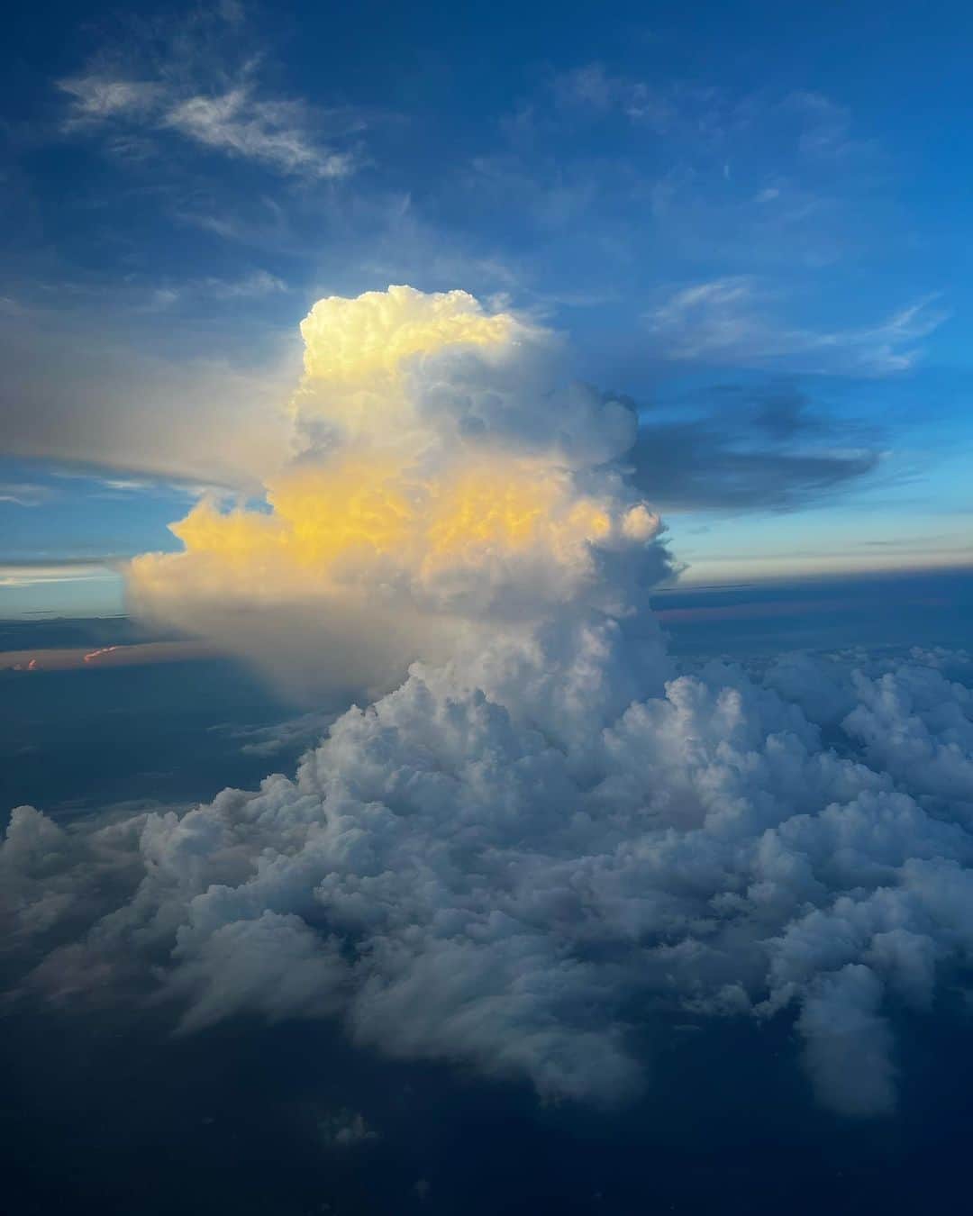 佐藤彩さんのインスタグラム写真 - (佐藤彩Instagram)「飛行機からの景色✨  すごい積乱雲😳！ 夕日を浴びてて綺麗🥹  なかなか見かけない雲だったし！ 雲の投稿が並んだので載せてみた！笑笑  #積乱雲 #飛行機からの景色 #これぞ #発達した積乱雲 #稲光 #見える雲だった #空を見るのが好き #雲を見るのが好き」9月26日 21時45分 - hbc_ayasato
