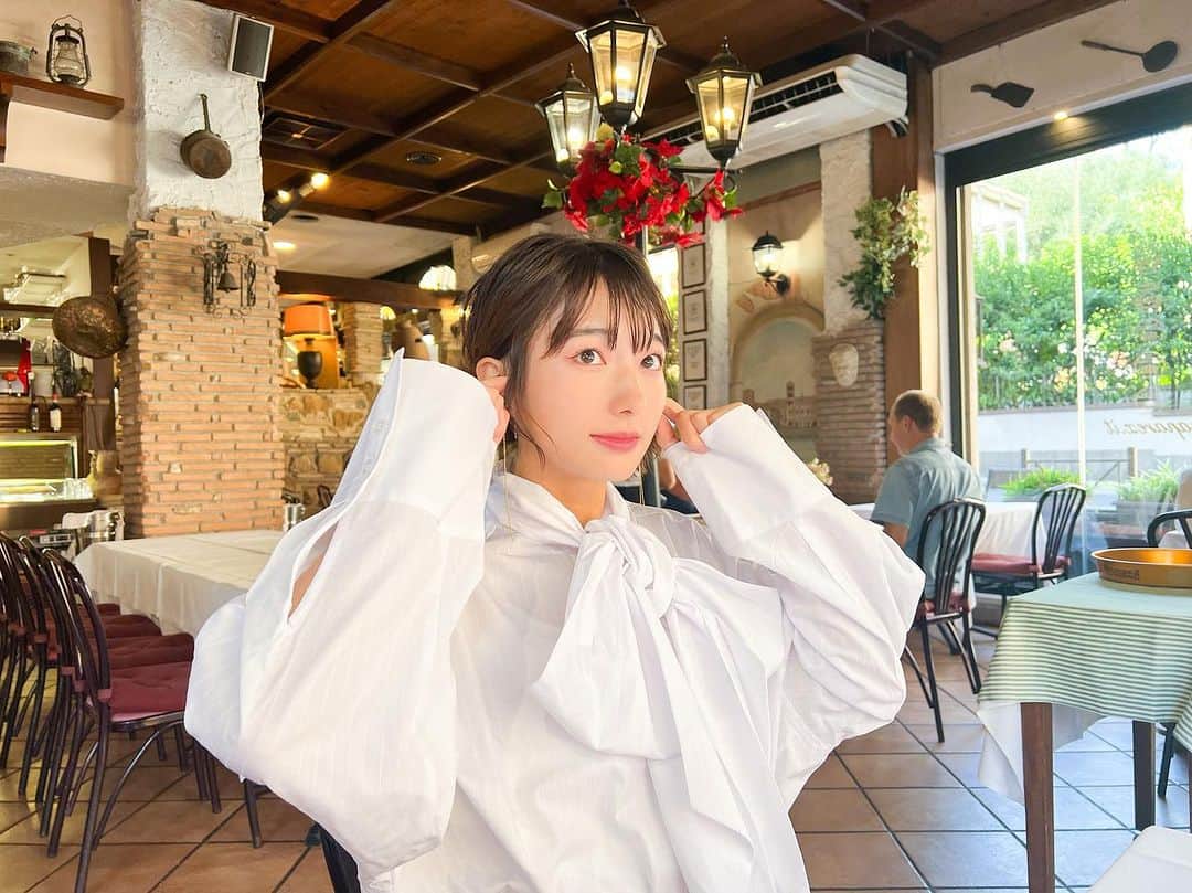のインスタグラム：「イタリア🇮🇹まで来て寒くなってきて フィンランド🇫🇮に向けて長袖ゲット🍷  H&Mで買ったこのリボンが大きくてめちゃくちゃかわいいシャツ！🥺🩵  🍷も最高🥺🫰  #ひめ旅日記 #ひめカフェ巡り #世界一周コーヒーの旅 #世界一周 #ファッション #パステルファッション #古着女子 #ツインテール #ローマ　#イタリア」
