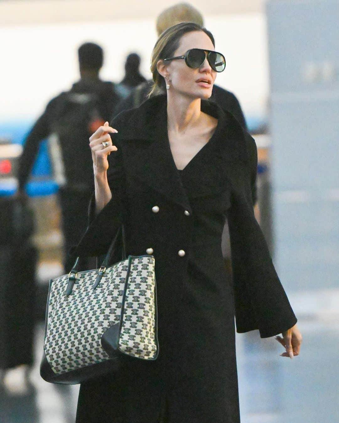 Just Jaredさんのインスタグラム写真 - (Just JaredInstagram)「Angelina Jolie makes a chic arrival to the airport in New York City. #AngelinaJolie Photos: Backgrid」9月26日 21時45分 - justjared