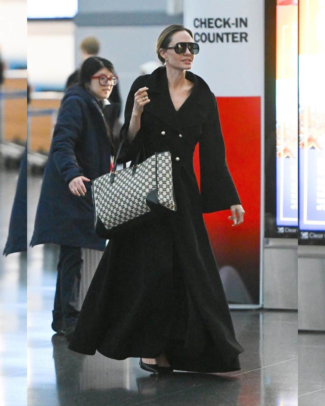 Just Jaredさんのインスタグラム写真 - (Just JaredInstagram)「Angelina Jolie makes a chic arrival to the airport in New York City. #AngelinaJolie Photos: Backgrid」9月26日 21時45分 - justjared