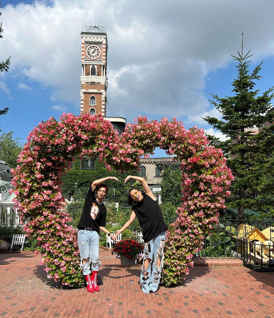 HIDEKiSMのインスタグラム：「ツアーで北海道に行った翌日「白い恋人パーク」に行ってきました♡  どの写真をトップにするかすんごく悩んじゃうくらい映えスポットが満載だったんだけど、カミュちゃんの顔が面白過ぎたのでこれにしました💋  カミュちゃんとの札幌デート動画はYouTubeに上がってるから観てね❤️  次はたかしも行こぉん🩷  #北海道 #札幌 #白い恋人 #白い恋人パーク  #ENViiGABRIELLA #ヒデキズム #HIDEKiSM #Kamus #エンガブ  #ENGAB #ENGA部 #エンガ部 #GAVii」