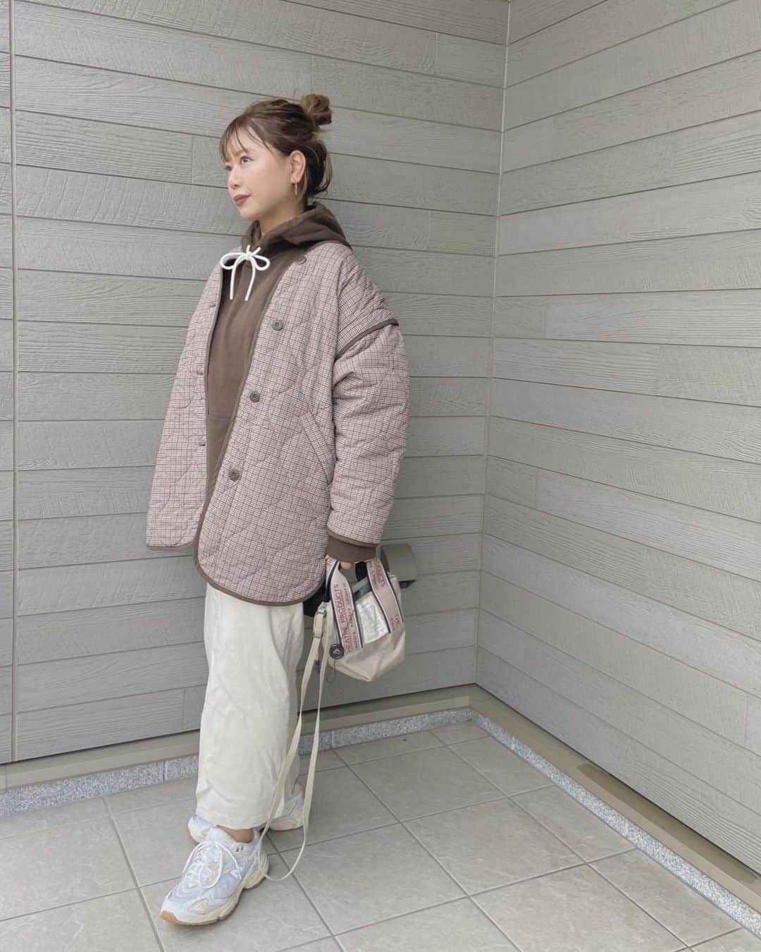 mmmaaakkkiiikkkoooのインスタグラム：「#PR @bonlecill_official の 2wayキルティングジャケット🐻 新色追加をして再入荷したよ🌟  ジャケットとしてもかわいいし、ベストでもかわいい🤎  新色のチェック柄を着てます🧸  他のカラーもかわいいので ストーリーからチェックしてみてね🏷️ . . . outer/ @bonlecill_official  tops/ @thenorthfacejp  skirt/ @kobe_lettuce  bag/ @theatre_products_shop  shoes/ @newbalance  . . . .  《2wayキルティングジャケット》BLEco670 #bonlecill #ボンルシール #PR #再入荷 #新色 #キルティングコート #キルティングジャケット #キルティングライナー #キルティングベスト #ベストコーデ  #ライナージャケット #キルトコート #キルトジャケット #アウターコーデ #秋アウター #冬アウター #zozotown #ootd#outfit#locari#partegram #プチプラコーデ#40代コーデ#30代コーデ#大人女子#インスタ映え#韓国ファッション#レディースファッション#プチプラ#プチプラファッション#大人女子」