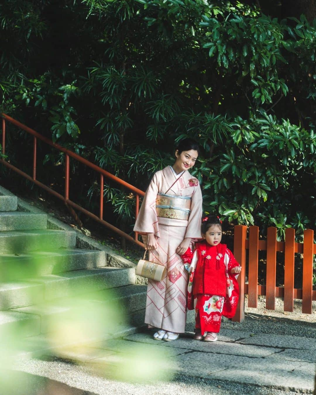 酒井景都さんのインスタグラム写真 - (酒井景都Instagram)「秋になると毎年七五三のこと質問頂くので、振り返り投稿です。  3年前、鎌倉の小町の花のん(  @kamakura_753_kimono_kanon)さんでお着物レンタルと着付けして頂きました。  花のんさんは鶴岡八幡宮の近くの日本家屋を一棟貸しプランがありそこで着付けメイク撮影も出来るのでおすすめ。  髪型もたくさんバリエーション持っててそこも決め手でした。  にしても、３歳の木湖、小さいな〜 かわいいな〜🍒  写真はプライベートでお願いした　@junyaigarashi   #七五三」9月26日 21時39分 - katiiesakai