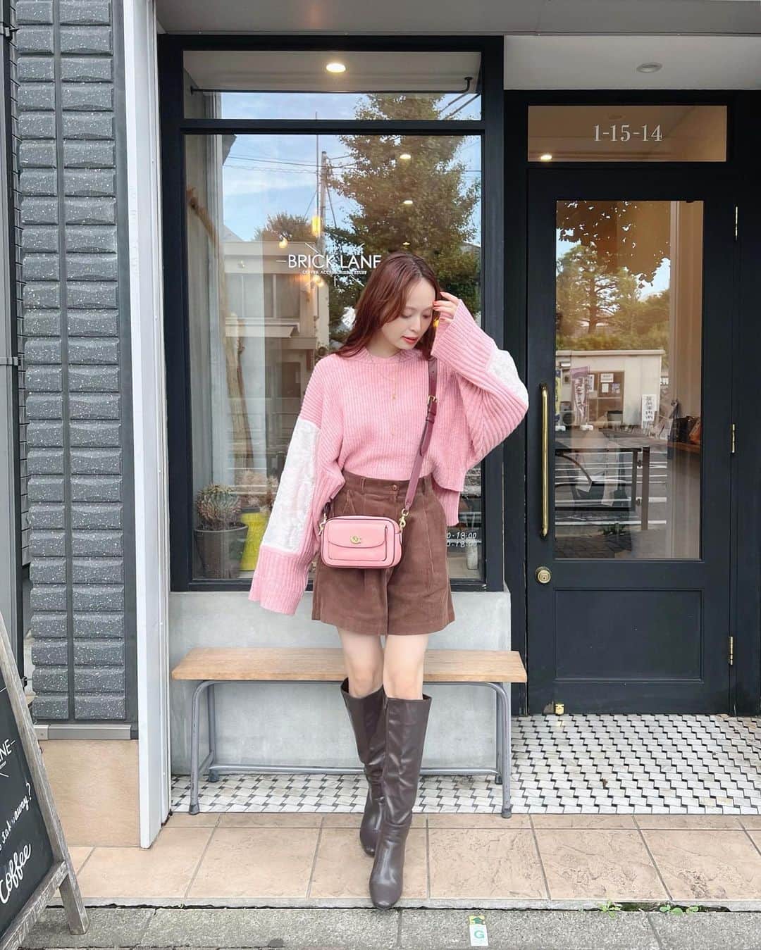 のインスタグラム：「𓂃𓈒𓏸︎︎︎︎ ❤︎ ⁡ ピンク×ブラウンコーデ🩷🤎 ⁡ 腕の部分が花柄のレースになってるのが めちゃくちゃ可愛い🤭❁⃘* ⁡ ファーベストと合わせてもきっと可愛い🥺🤍 ⁡ knit： @muel_chic  necklace： @lucen__official__  bag： @coach @coach_japan  pants： @camille_eau  ⁡ ⁡ #mai___fashion #mai___code #コーデ #コーディネート #fashion #ファッション #カジュアル #カジュアルコーデ  #大人カジュアル #大人女子 #大人可愛い #きれいめカジュアル #カフェ #都内カフェ巡り #カフェ巡り #秋コーデ #ピンクニット #ニットカーデ #ニット #ピンクコーデ #ブラウンコーデ #ロングブーツ #ショートパンツ  #muelchic #muel_outfits」