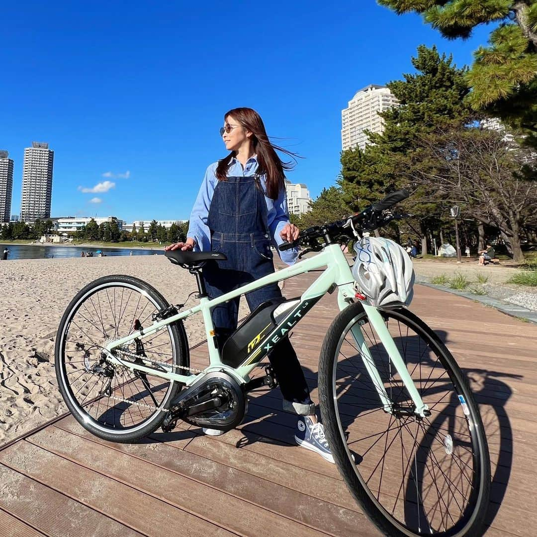 楪望のインスタグラム：「* XEALT L3と初めて対面した時🚲 このカラー、デザインに一目惚れしたんだよねー🥹✨  ロードバイクのパナモリちゃんも水色だし🚴‍♂️ 気がつけば、この日のコーデもブルー系でまとめてるし👖 どうやら私は青とか緑寄りのカラーが好きらしい🩵 #panasonic #panasonicbike #パナソニックバイク #パナソニック #親善大使 #アンバサダー #アナウンサー #自転車コーデ #秋コーデ #マウンテンバイク #クロスバイク #eバイク #mtb #ebike #mountinbike #xealt #roadcycling #cycling #東京 #お台場 #お台場海浜公園 #ライド #サイクリング #自転車女子 #自転車 #街乗り #自転車のある生活 #🚲 #🚴‍♀️」