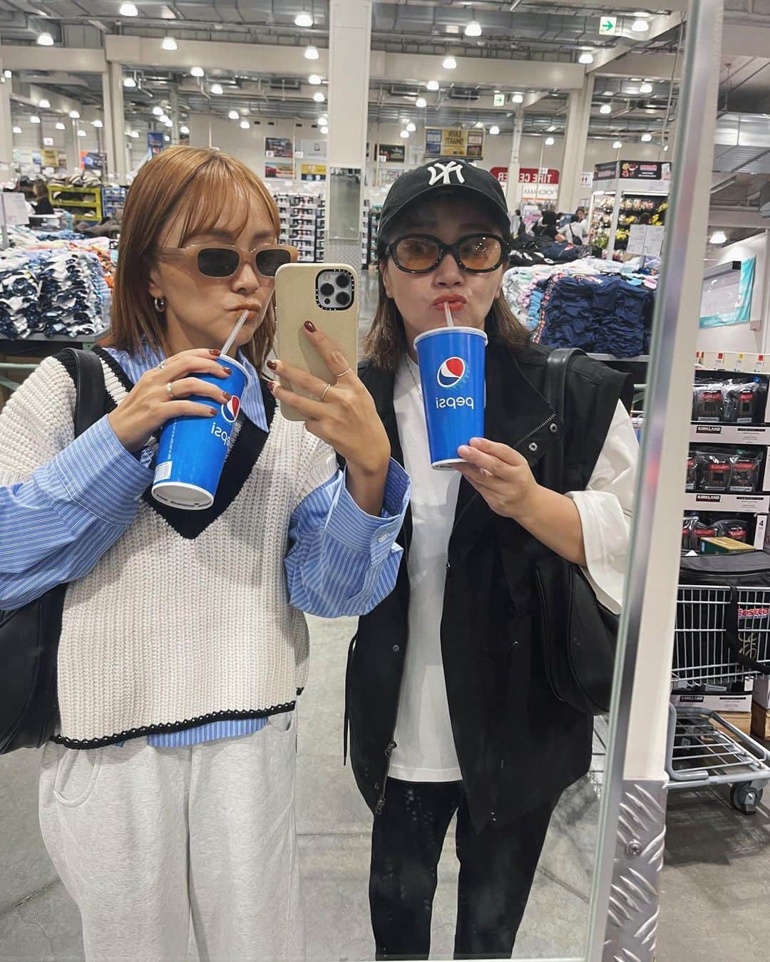 0703maiさんのインスタグラム写真 - (0703maiInstagram)「母さん達買い出しday🛒 だんだん涼しくなって来て嬉〜🥳 この時期ベストが活躍。 数ヶ月寝かせた Wales bonner x Adidas Samba 可愛い〜 . . #ママコーデ #カジュアルコーデ #anogh #adidaswalesbonner #adidassamba #samba #ayakawasaki」9月26日 21時46分 - 0703mai