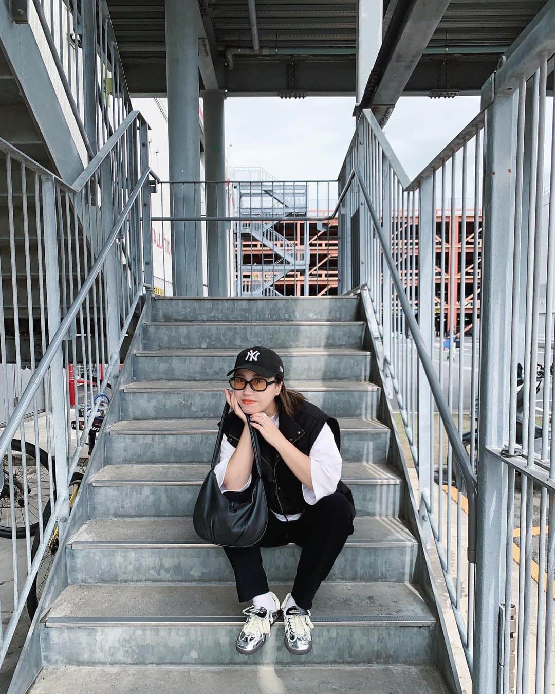 0703maiのインスタグラム：「母さん達買い出しday🛒 だんだん涼しくなって来て嬉〜🥳 この時期ベストが活躍。 数ヶ月寝かせた Wales bonner x Adidas Samba 可愛い〜 . . #ママコーデ #カジュアルコーデ #anogh #adidaswalesbonner #adidassamba #samba #ayakawasaki」