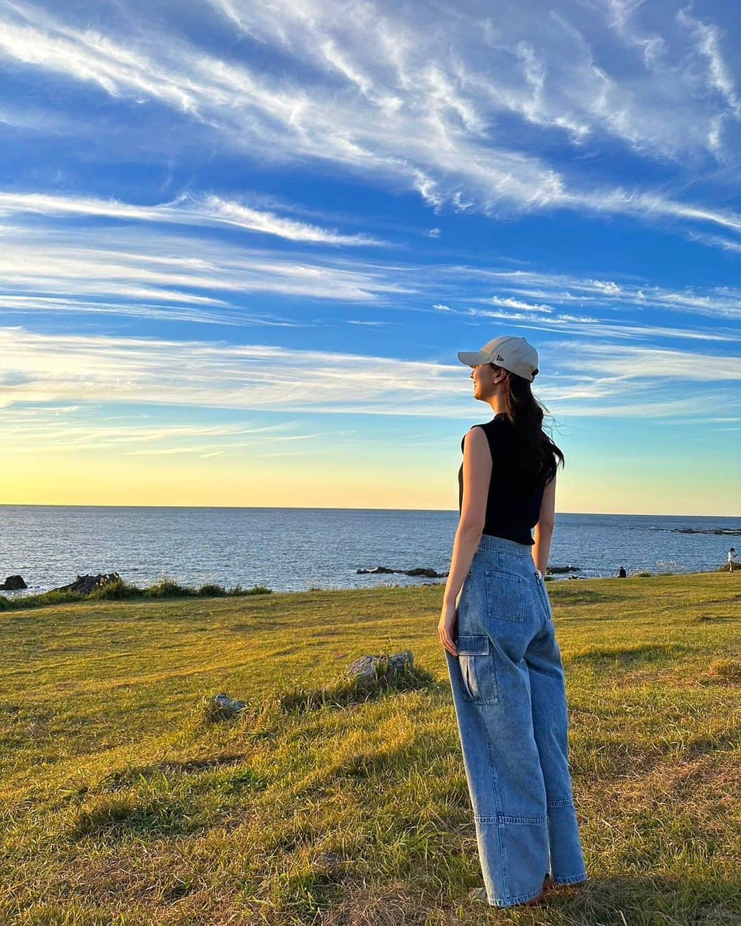 相場詩織のインスタグラム：「👹✨  【秋田県男鹿市の入道崎】  日本海に沈む夕陽の美しさに しばし心を奪われていました😌  忙しない日々を過ごしているうちに 気づいたら夏が終わり、 秋が訪れていたことをこの日に実感し 頭の中に大好きなMr.Childrenさんの曲「Drawing」の 1節が流れていました🍂  この日は10年来の友達が秋田に来てくれるということで、仕事終わりに合流し男鹿観光をしたのですが【男鹿観光プレミアムパスポート】が本当にお得だったので 皆さんにも是非おすすめしたいです✨  1100円で6つの人気観光施設が回れちゃうんですが、 男鹿水族館GAOの大人の入館料が1300円なので 仮に1箇所しか行けなくても元が取れちゃうんです🥹 男鹿市さんありがとうございます🙏❤️  (PRでも案件でも無い ただの観光好きのおすすめです😂笑)  @oga_city_office  @ogacity_tourism_official  #秋田 #男鹿 #秋田観光 #男鹿観光 #入道崎 #絶景」