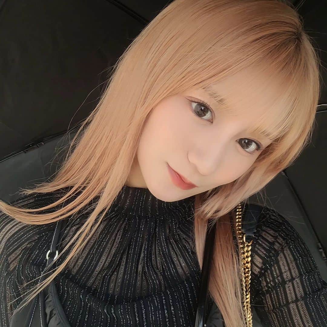 のインスタグラム：「🖤🖤🖤 . まつ毛ぱちぱちにできた日♡  やっぱり、まつげパーマ大事！  アイラインはまつ毛を埋める感じで 細めに、、 目尻は目にそってそのまま下に下ろすようにちょっと長めに引いてるよ！  それでマスカラを束感作るように 横に塗ってから縦に塗る(伝われ〜) . #mireinsta #星名美怜  #まつ毛の作り方 #アイラインの引き方⁡ #まつ毛パーマ  ⁡」