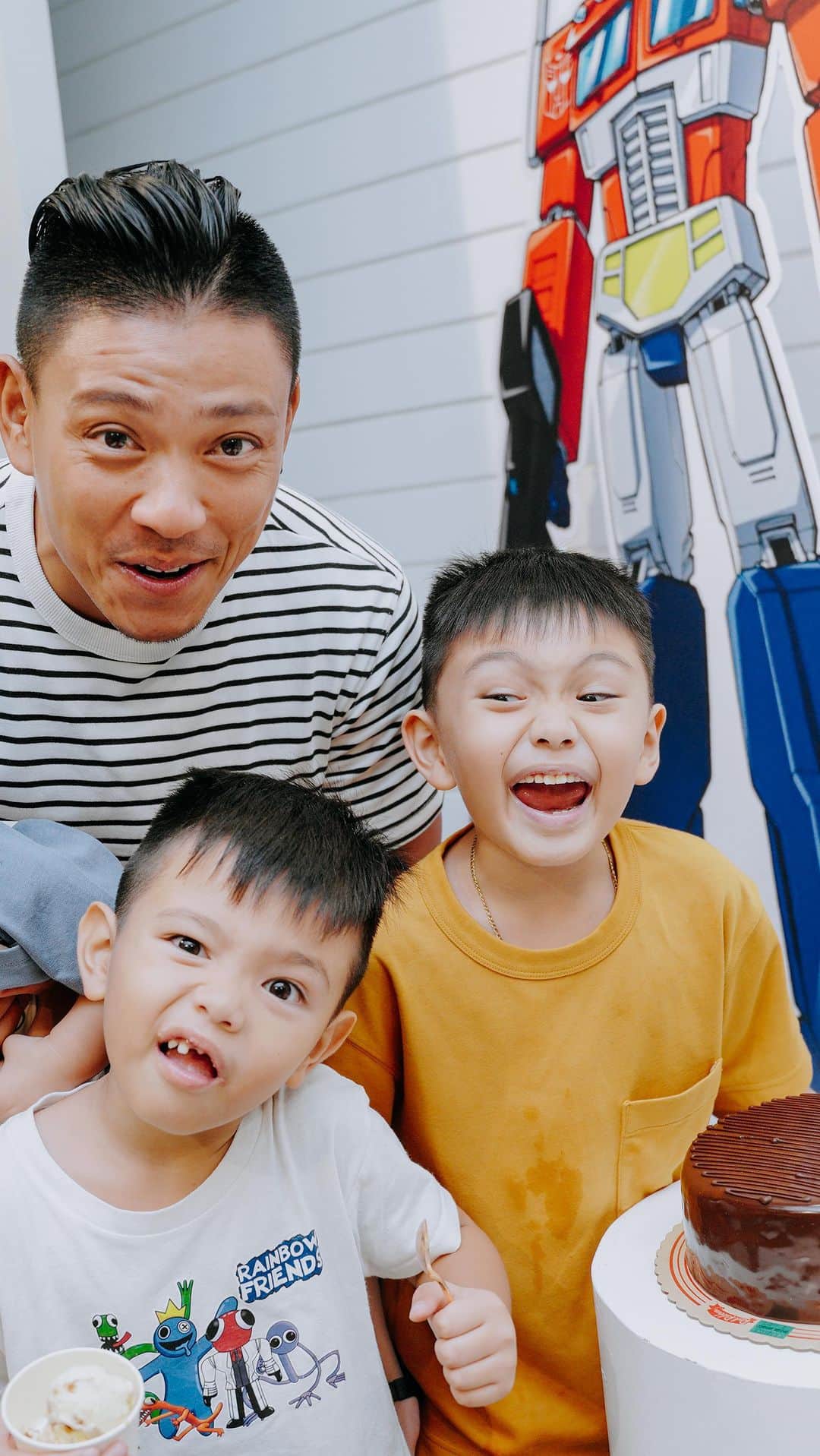 Iya Villaniaのインスタグラム：「It was a good day for these 2 birthday boys 😆 Thank you for capturing the special moments @hellolittleowls 📹📸  Thank you also @babyscapeph @chinkieuy @trinavmilan and ninang @hannahromawac for the extra hands, ate Weng for replicating mums spaghetti 🍝😆 @babyflo_ph, Nido, @dirtbugsunph and @redribbonbakeshop for the loots of love we were able to share with all their friends ❤️ And to everyone who came to spend the afternoon with the boys, thank you for sharing your time with us ❤️」