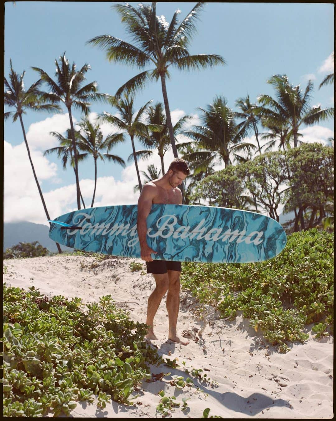 ベン・ワッツさんのインスタグラム写真 - (ベン・ワッツInstagram)「Film 🎞️ Bts from @tbahama x @haileyclauson in Hawaii #bts #oahu #benwatts #pentax67 #kodak」9月26日 21時50分 - wattsupphoto