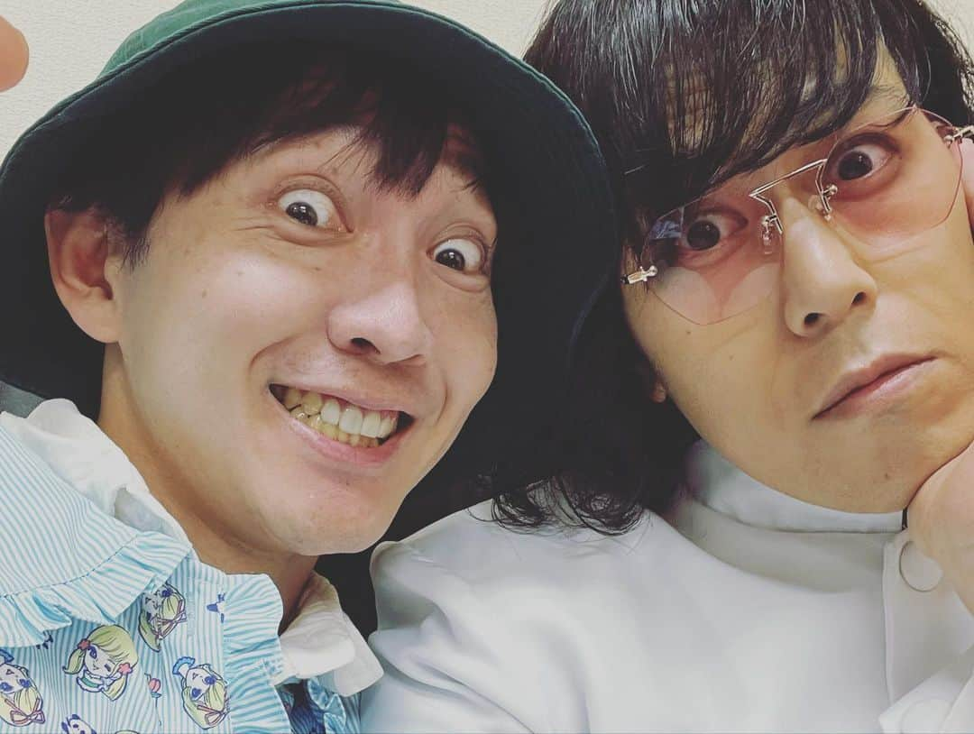 松永天馬さんのインスタグラム写真 - (松永天馬Instagram)「神聖かまってちゃんとアーバンギャルド。 デビュー同期！  🩸 🩸 🩸 🔴 📢近頃の告知まとめ📢  🗾11/アーバンギャルド秋ツアー https://www.urbangarde.net/post/metraumereitour 💿10/25中野サンプラザCD＆BDボックスリリース https://www.urbangarde.net/post/nakano3discs 🎁他ライヴなど https://www.urbangarde.net/liveevent  #URBANGARDE #アーバンギャルド #CLASICK #浜崎容子 #松永天馬 #おおくぼけい #technopop #テクノポップ #tokyopop #menhera #menheru #byoki #メンヘラ #病気 #サブカルチャー #ロリィタ #サブカル #病みかわいい #病み垢 #なんて嘘です #鬱フェス #鬱 #神聖かまってちゃん #かまってちゃん」9月26日 12時52分 - urbangarde