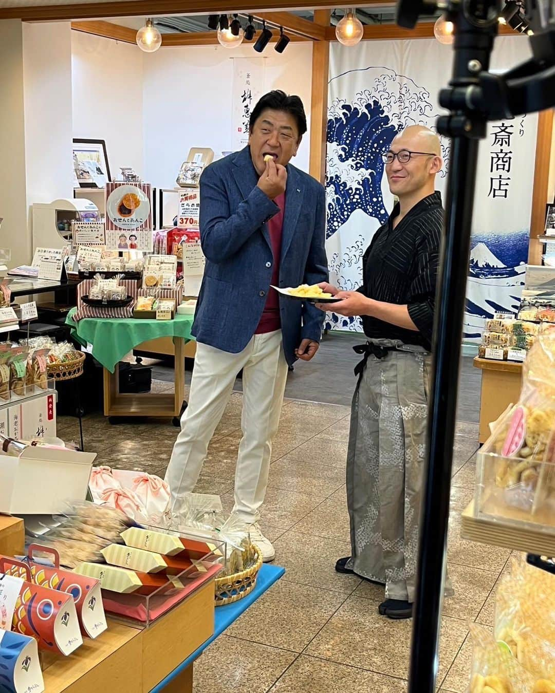 佐渡裕さんのインスタグラム写真 - (佐渡裕Instagram)「いつも素晴らしい写真満載の特集で取材してくださる雑誌「家庭画報」さんが、読者イベントを企画してくださいました！  10月に僕が指揮する新日本フィルの定期演奏会の鑑賞と、その数日前にやはり墨田区内にある「すみだ北斎美術館」で行う僕のトークショーがセットになったイベントです。  トークショーでは、今回の演奏会で取り上げるハイドン44番とブルックナー4番という直球のウィーンプログラムの聴きどころや、新日本フィルについてお話します。そして、すみだ北斎美術館の学芸員による北斎の解説に加えて、僕が8月号の＜家庭画報版さど散歩＞企画で初めて訪問した老舗あられ屋「東あられ」さんの、お土産と揚げたて試食チケットが付いてくるのが今回のポイントです‼あられは本当に美味しくて、北斎の浮世絵がパッケージに使われているのですが、海外の友人たちにお土産に渡すととても喜んでくれるんです～  演奏会のチケットをすでに購入済みの方は、北斎美術館のイベントだけのお申込みも可能です。僕もまだまだ初心者ですが、皆さんと一緒にすみだの魅力を深堀していきたいと思っていますので、ぜひ参加して頂けたら嬉しいです！  お申し込みは10月5日（木）13時までです！     【トークショー】 10月24日(火)13:00～14:30＠すみだ北斎美術館   【演奏会】 10月28日(土)14:00＠すみだトリフォニーホール  ※この公演もしくは10/30(月)19:00＠サントリーホール公演のチケットを既にお持ちの方は、トークショーのみお申込みいただけます。     ★お申込み詳細は「セブンアカデミー」ウェブサイトでご確認ください：  https://academy.sekaibunka.com/sebun/asp-webapp/web/WWebKozaShosaiNyuryoku.do?kozaId=1651167#program-shosai-table    #家庭画報 @kateigaho #新日本フィルハーモニー交響楽団#NewJapanPhilharmonic @newjapanphil #墨田#Sumida#すみだ北斎美術館#SumidaHokusaiMuseum sumidahokusai_shop #東あられ#北斎揚げ #佐渡裕#YutakaSado @yutakasado_official」9月26日 12時58分 - yutakasado_official