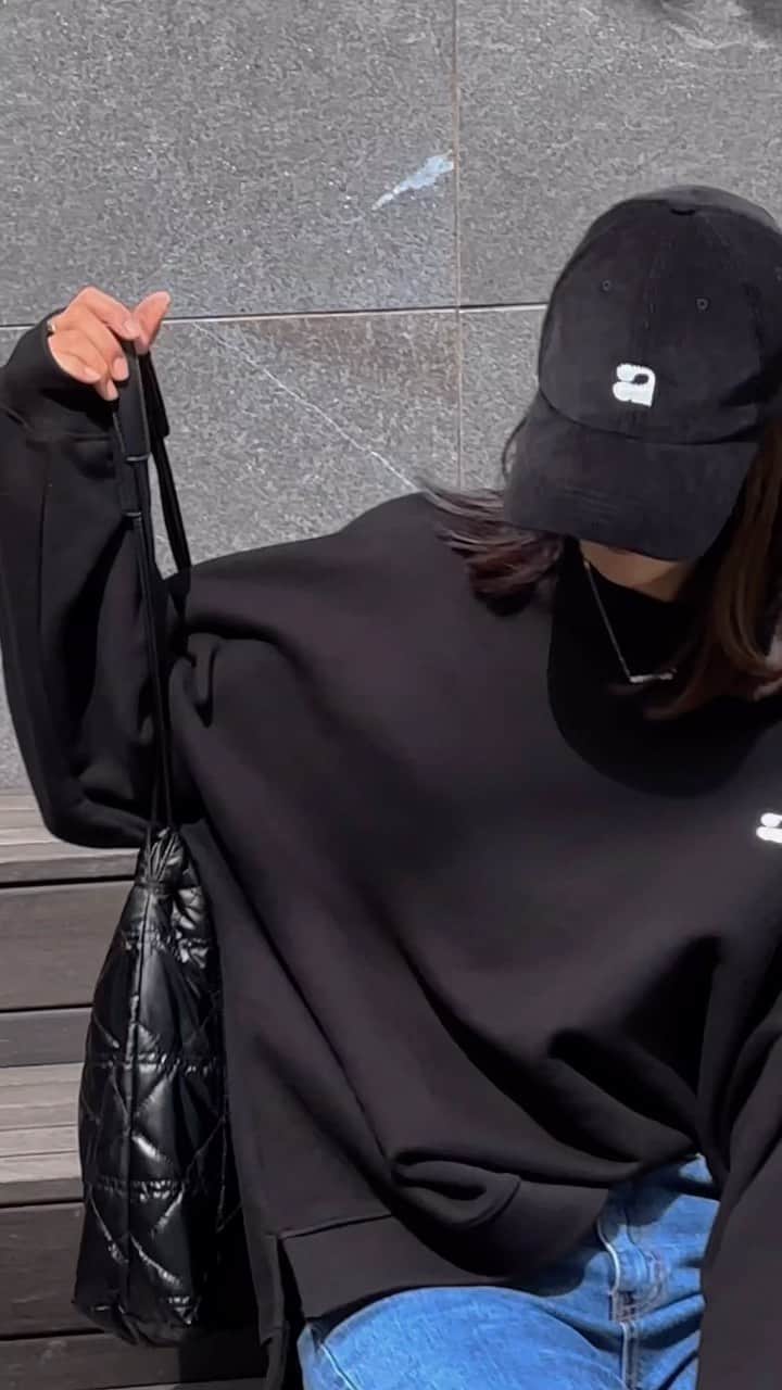 キム・ジュニのインスタグラム：「블랙 블랙🖤 블랙을 가장 나중에 보여드린 이유는 아무래도 우리 고객님들의 1등 컬러가 될듯 하여 주인공처럼 마지막에 등장 ㅎㅎ  너무나 무난하고 여기저기 매칭도 너무 쉬운 블랙컬러는 예상순위 1등 입니다 ㅎㅎ」