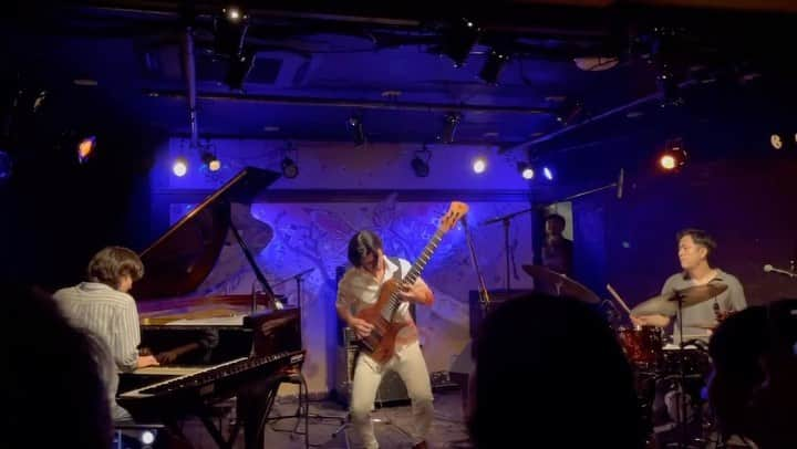 森田悠介のインスタグラム：「Soloing on my composition at the party Special trio w/ @kazutoshisohta @seiya_chy  Organized by @morethanmusic.jp @justin.sachs  My bass is bulit by @adamovicbasses 🇳🇱 #bass #bassist #bassplayer #musicianlife #party #piano #trio #drums #jazzy #spanish #basssolo #ベース #ベースソロ #ピアノトリオ #vibes #party #psychedelic #emotion #flamenco #bulerias  ●次回ライブは10/6山口 10/7広島」