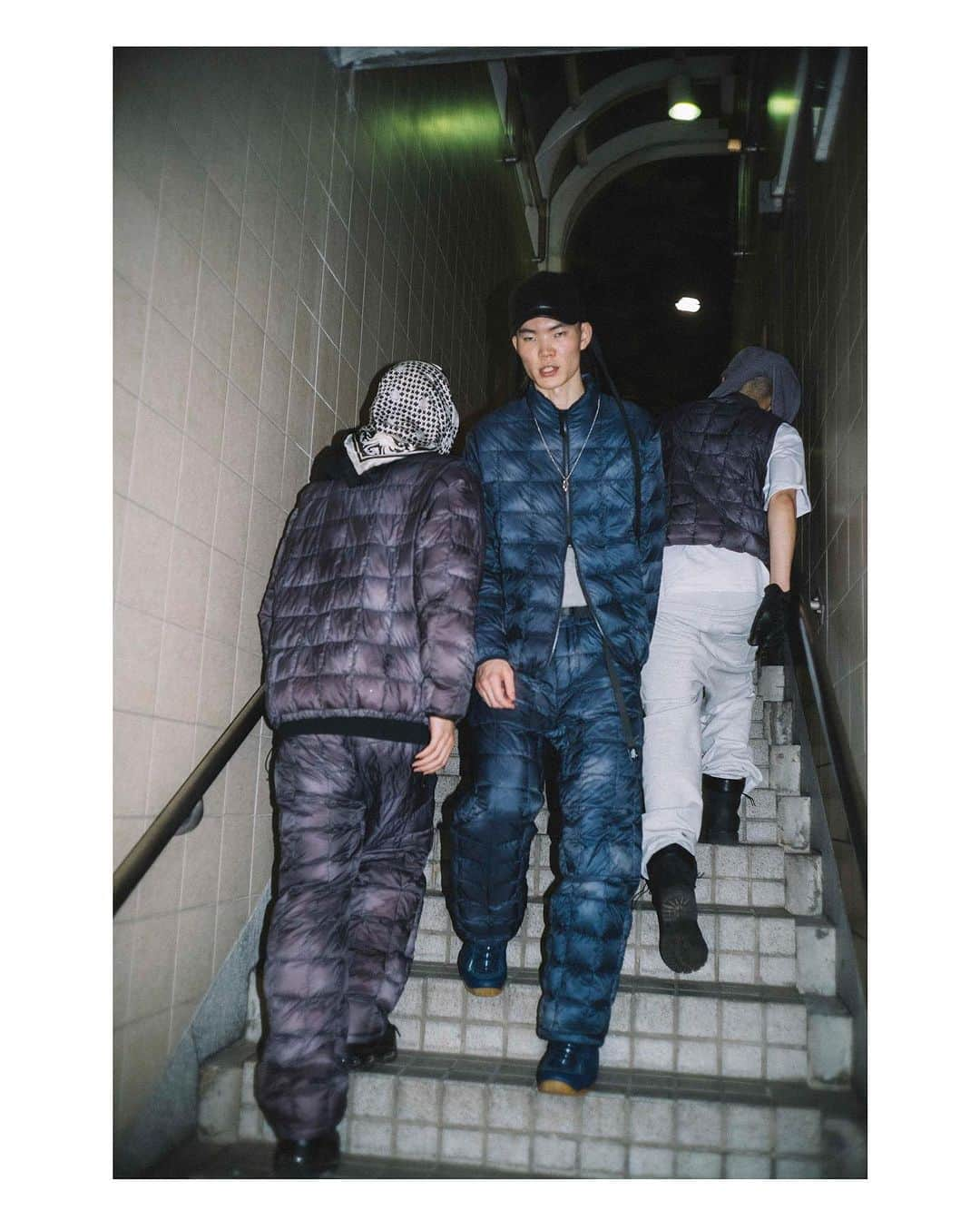 BEAMS MENさんのインスタグラム写真 - (BEAMS MENInstagram)「… Gramicci × TAION × BEAMS  9.30（Sat.） Release . 〈BEAMS〉の十八番である〈Gramicci〉とのコラボレーション。今回、日本発ダウンウェアブランド〈TAION〉を加え、初となるカプセルコレクションが実現。 高密度リップストップ生地と800フィルパワーのダウンを使用したアイテムに、グラデーション配色のタイダイ柄を落とし込んだスペシャルな仕様に。 〈TAION〉定番のダウンウェア3型をベースに、程よいルーズなバランスに変更し、細かなディティールまでこだわり製作された本別注。 〈BEAMS〉が得意とするストリートライクなフィッティングと、汎用性の高いカラーリングが相まって、様々なスタイルにマッチするコレクションに仕上がりました。 . Photography_ @kaze_give_me Direction&styling_ @kenichihiramoto . @gramicci @gramicci_jp @taion0802 @beams_official @beams_mens_casual #gramicci #taion #beams」9月26日 13時10分 - beams_mens_casual