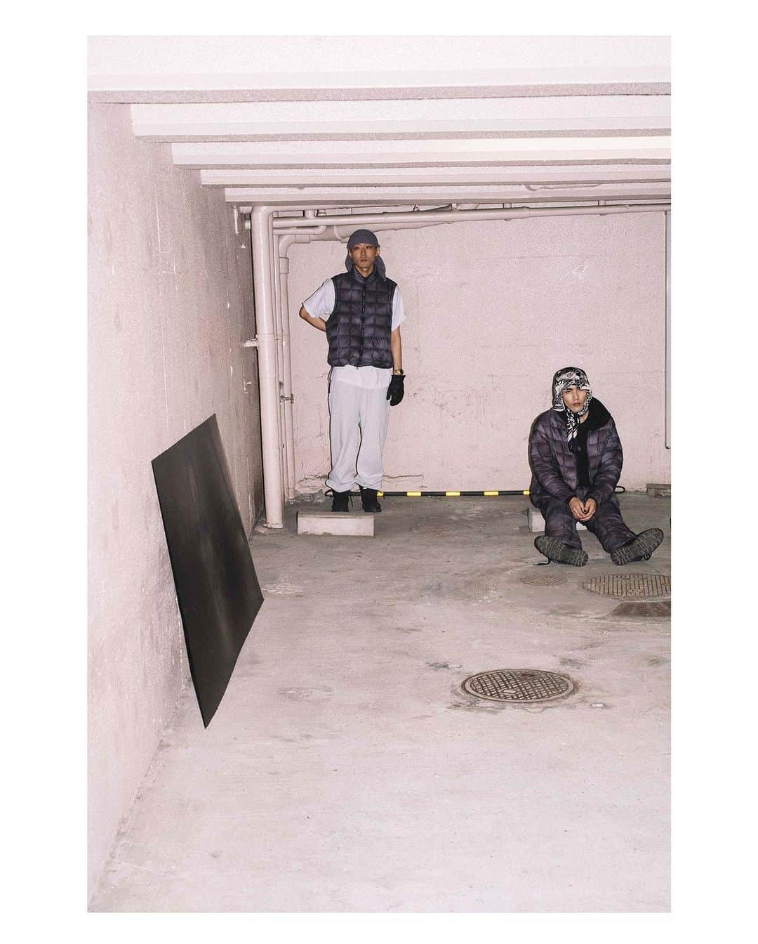 BEAMS MENさんのインスタグラム写真 - (BEAMS MENInstagram)「… Gramicci × TAION × BEAMS  9.30（Sat.） Release . 〈BEAMS〉の十八番である〈Gramicci〉とのコラボレーション。今回、日本発ダウンウェアブランド〈TAION〉を加え、初となるカプセルコレクションが実現。 高密度リップストップ生地と800フィルパワーのダウンを使用したアイテムに、グラデーション配色のタイダイ柄を落とし込んだスペシャルな仕様に。 〈TAION〉定番のダウンウェア3型をベースに、程よいルーズなバランスに変更し、細かなディティールまでこだわり製作された本別注。 〈BEAMS〉が得意とするストリートライクなフィッティングと、汎用性の高いカラーリングが相まって、様々なスタイルにマッチするコレクションに仕上がりました。 . Photography_ @kaze_give_me Direction&styling_ @kenichihiramoto . @gramicci @gramicci_jp @taion0802 @beams_official @beams_mens_casual #gramicci #taion #beams」9月26日 13時10分 - beams_mens_casual