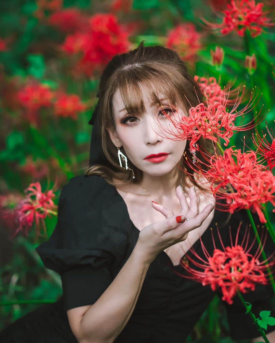 Mari Shimizuのインスタグラム：「曼珠沙華、天界に咲く花。 死後の世界がこんな花が沢山咲いていたら、素敵だなと思います🥰  ちょっとずつ、涼しくなり、秋服にチェンジしていきたいのですが、夏の撮影が終わらないので、夏服しまえない😂  もう部屋が、服に占領されてます😂涙 #秋 #彼岸花 #モデル #被写体 #グラビア #カメラマン #写真 #portraitphotography #photo #fashion #red #art #japangirl #jp_portrait_collection #instagram」