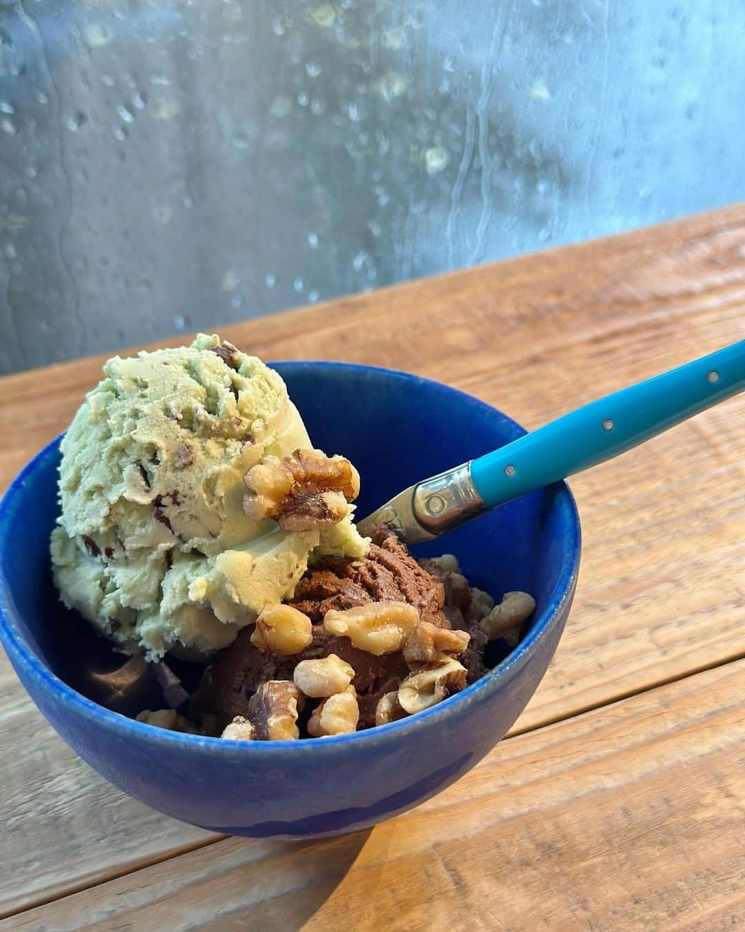 麻亜里さんのインスタグラム写真 - (麻亜里Instagram)「めーーーっちゃ美味しいアイス屋さん 見つけた🍨  なんと【お砂糖・乳製品不使用！】  📝USDA認証のオーガニックのココナッツから作った新鮮な生のココナッツクリームをベースに 生ハチミツやデーツで甘さをプラス。  私はチョコミントとダブルチョコを🍫  塊のザクザクチョコがたくさん入っていて食べ応え💯  絶対リピ！！  #乳製品不使用 #千駄ヶ谷カフェ #白砂糖不使用  #ヘルシースイーツ #チョコミント」9月26日 13時13分 - maari.0108