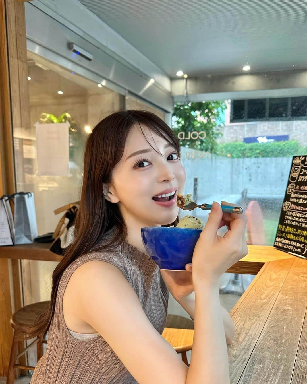 麻亜里さんのインスタグラム写真 - (麻亜里Instagram)「めーーーっちゃ美味しいアイス屋さん 見つけた🍨  なんと【お砂糖・乳製品不使用！】  📝USDA認証のオーガニックのココナッツから作った新鮮な生のココナッツクリームをベースに 生ハチミツやデーツで甘さをプラス。  私はチョコミントとダブルチョコを🍫  塊のザクザクチョコがたくさん入っていて食べ応え💯  絶対リピ！！  #乳製品不使用 #千駄ヶ谷カフェ #白砂糖不使用  #ヘルシースイーツ #チョコミント」9月26日 13時13分 - maari.0108