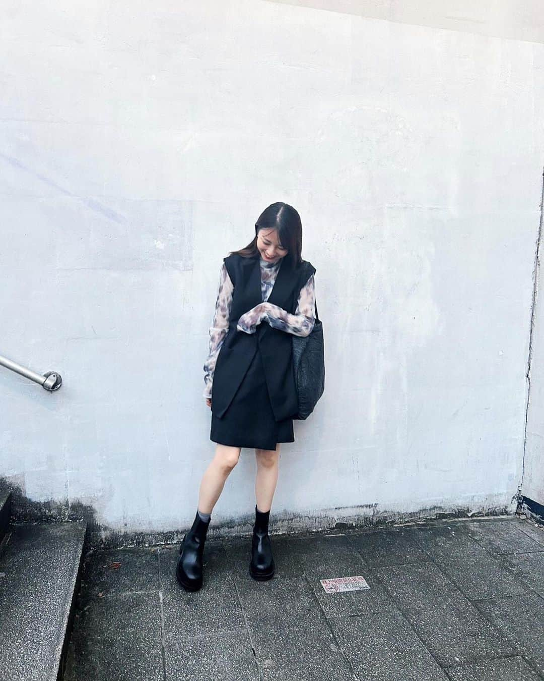 小島梨里杏のインスタグラム：「👽🩵➕🍂👢🐦‍⬛  やっとよね、 ほんとにやっと。  The day I finally got to wear fall clothes~」