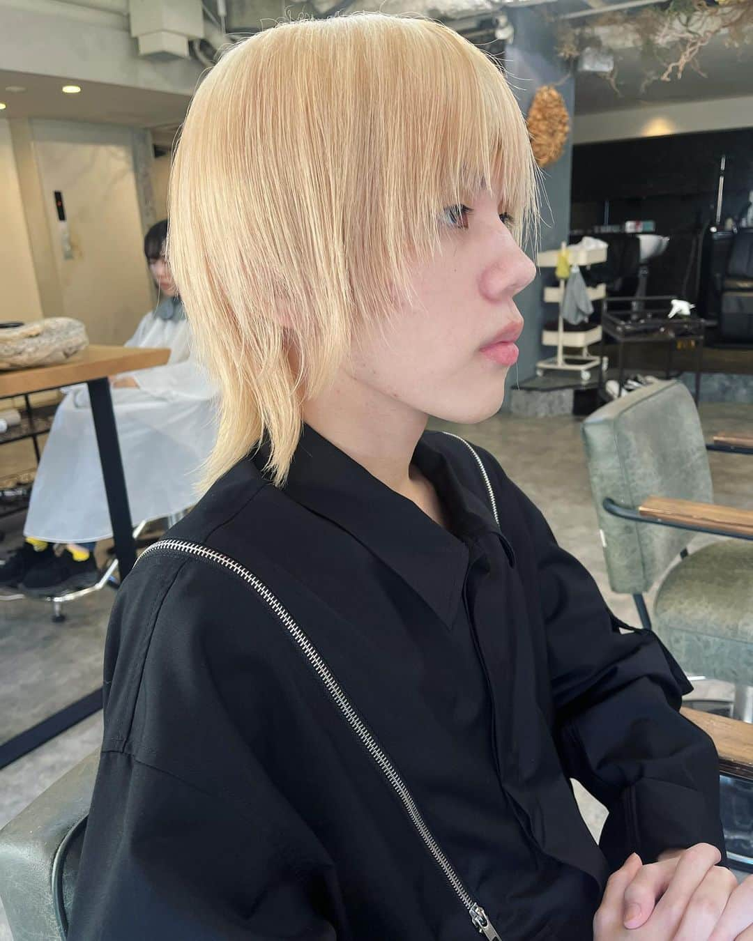 nico... DAISUKEさんのインスタグラム写真 - (nico... DAISUKEInstagram)「透明感color➕cut➕treatment ¥13750〜¥17050 double color¥14300〜¥23100 hair set¥4840 shampoo cut ¥3960  hair studio nico... Tel📞011-205-0595  札幌大通駅から徒歩🚶‍♂️5分以内 狸小路5丁目と6丁目の間  ピボォの隣Family Martを右に曲がり ２つ目の信号の角の三雄ビル8Ｆ  ＃スタイルチェンジ #髪質改善 ＃白髪染め ＃白髪ぼかし #札幌美容室 #大通り美容室 #ショートヘア #札幌カラー #札幌ブリーチ #韓国風 #インナーカラー #札幌ヘアアレンジ #札幌ヘアセット #札幌髪質改善 #札幌髪質改善トリートメント #札幌美容室 #札幌ショート  #ショートカット #髪質改善トリートメント ＃酸性ストレート #hair #髪質改善 #wolf cut #ウルフカット #ブリーチ #ウルフカット  #美容学生と繋がりたい  #balayage #北海道理容美容専門学校  #美容学生」9月26日 13時18分 - nico_daisuke