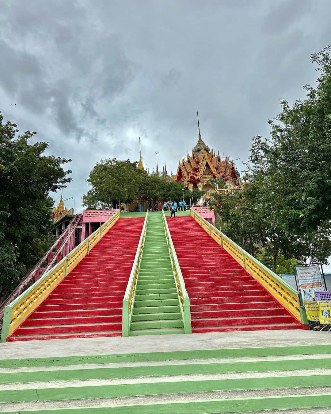 かとうれいこさんのインスタグラム写真 - (かとうれいこInstagram)「#ワットタムスア #鐘の音色 #幸せを運ぶ #平和を願う   カンチャナブリーの有名な寺院。 157段の階段を登った先には20メートル近くある黄金の仏像が迎えてくれます。 汗だくになったけど素敵な場所✨  #タイ 🇹🇭 #バンコク  #旅 #旅スタグラム  #時差投稿」9月26日 13時19分 - katoreiko_official