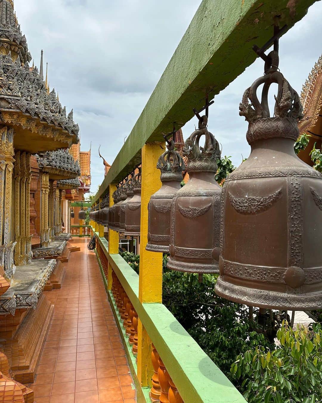 かとうれいこさんのインスタグラム写真 - (かとうれいこInstagram)「#ワットタムスア #鐘の音色 #幸せを運ぶ #平和を願う   カンチャナブリーの有名な寺院。 157段の階段を登った先には20メートル近くある黄金の仏像が迎えてくれます。 汗だくになったけど素敵な場所✨  #タイ 🇹🇭 #バンコク  #旅 #旅スタグラム  #時差投稿」9月26日 13時19分 - katoreiko_official