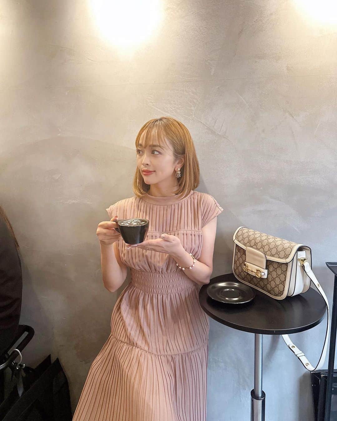 板橋瑠美のインスタグラム：「心を休めることはとても大事✨  自分に厳しくしないと本当だらしなくなっちゃうから、けつを叩いて走って走って、もすごい生きていく上で大切だけど、  深呼吸して空気をいっぱい体に吸って、 温かいコーヒー飲んで日差しをあびて(^^)  今ここにある時間に感謝ができる^ ^  息するのをよく忘れちゃうから、それくらい何かに集中しやすくて、 だから、わざとこーゆー時間を作ってリセット^ ^  皆さんも深呼吸して、体と心を休憩しながら、また走れる準備をしましょう🩷  ずっとは走れないからね^ ^  いつも皆様お疲れ様です^ ^  このコーヒーはけんけんのお店にて☕️ 　@latteartmania_tokyo」