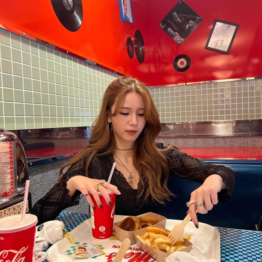 のインスタグラム：「🍔🍟🥤❤️ . . . . . .  . . #海外ファッション #海外ガール #海外コーデ #海外セレブ風 #海外ファッションコーデ  #韓国ファッション #韓国コーデ #韓国女子 #韓国トレンド #韓国ファッションコーデ #韓国風 #데일리 #데일리코디 #패션 #패션코디 #옷스타그램 #攝影 #旅遊攝影 #拍攝 #寫真 #攝影日記 #人像攝影 #攝影師 #互惠 #拍照 #台灣攝影師 #人像摄影 #攝影日常　#fashion #fashionstyle」