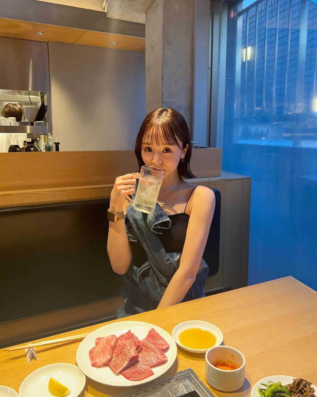 並川花連さんのインスタグラム写真 - (並川花連Instagram)「📍 @beefkitchen_tokyo   ここ最近のお肉でいちばん感動して いい意味で期待を裏切られた ビーフキッチン中目黒本店🥩👏🏻❤️‍🔥  今回のビーフキッチンコースが お肉一枚一枚のクオリティーが ほんっとに高くて 目ん玉飛び出そうなくらい驚いた🫨💓 このコースが6000円？！は 驚きすぎるから みんな一旦行った方がいい(激推し)💨  17:00に入店すると 早い時間で店内も落ち着いてて さらには 店員さんがお肉を焼いてくれるという とても最高な時間帯。おすすめ😍  子連れにもあったかくて、 息子も大喜びで有難い😭💓  またすぐ行きたい😍🥩  そして今回、かみのけを短くするなら @ryuu5647 さんに。 とおもっていてお願いしたのですが☺️✨ ほんっとにさらっさら！ 縮毛矯正も神すぎて感動😭✨ 髪の毛切りたいなぁと思ってるけど 髪質広がりやすいしなぁ。。のお悩みを 本当に解決してくださって😭😭 そしてまたまた、 早々なイメチェンしようかなと。 つぎは。🤫わかるかな。  あ、この日お肌治療のあとで お肌すっぴんの何も塗ってない (乳液と日焼け止めはクリニックで塗っていただいた) これからの経過たのしみ目指せ肌年齢-５歳🔥  デニムセットアップは  @shein_japan @sheinofficial 🍂  9/30まで、 お買い上げ金額1～5,999円までは15%OFF、 6000円以上は20%OFFになるよ♡  クーポンコード　23FWJP178  #ビーフキッチン中目黒本店  #中目黒グルメ  #中目黒ディナー  #中目黒焼肉 #焼肉ディナー  #焼肉デート #子連れ中目黒 #子連れok  #子連れお出かけ  #PR」9月26日 13時31分 - kareurn