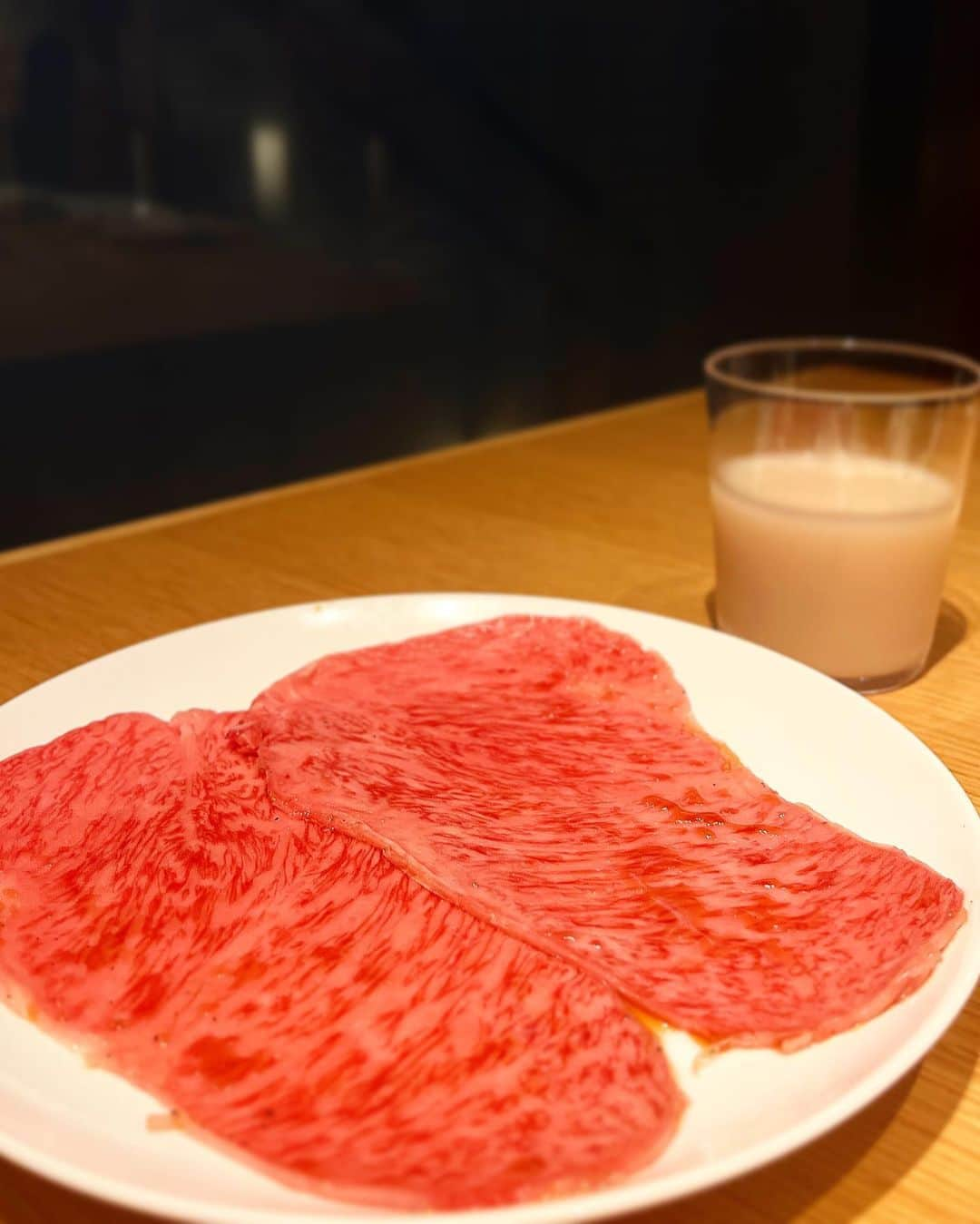 並川花連さんのインスタグラム写真 - (並川花連Instagram)「📍 @beefkitchen_tokyo   ここ最近のお肉でいちばん感動して いい意味で期待を裏切られた ビーフキッチン中目黒本店🥩👏🏻❤️‍🔥  今回のビーフキッチンコースが お肉一枚一枚のクオリティーが ほんっとに高くて 目ん玉飛び出そうなくらい驚いた🫨💓 このコースが6000円？！は 驚きすぎるから みんな一旦行った方がいい(激推し)💨  17:00に入店すると 早い時間で店内も落ち着いてて さらには 店員さんがお肉を焼いてくれるという とても最高な時間帯。おすすめ😍  子連れにもあったかくて、 息子も大喜びで有難い😭💓  またすぐ行きたい😍🥩  そして今回、かみのけを短くするなら @ryuu5647 さんに。 とおもっていてお願いしたのですが☺️✨ ほんっとにさらっさら！ 縮毛矯正も神すぎて感動😭✨ 髪の毛切りたいなぁと思ってるけど 髪質広がりやすいしなぁ。。のお悩みを 本当に解決してくださって😭😭 そしてまたまた、 早々なイメチェンしようかなと。 つぎは。🤫わかるかな。  あ、この日お肌治療のあとで お肌すっぴんの何も塗ってない (乳液と日焼け止めはクリニックで塗っていただいた) これからの経過たのしみ目指せ肌年齢-５歳🔥  デニムセットアップは  @shein_japan @sheinofficial 🍂  9/30まで、 お買い上げ金額1～5,999円までは15%OFF、 6000円以上は20%OFFになるよ♡  クーポンコード　23FWJP178  #ビーフキッチン中目黒本店  #中目黒グルメ  #中目黒ディナー  #中目黒焼肉 #焼肉ディナー  #焼肉デート #子連れ中目黒 #子連れok  #子連れお出かけ  #PR」9月26日 13時31分 - kareurn