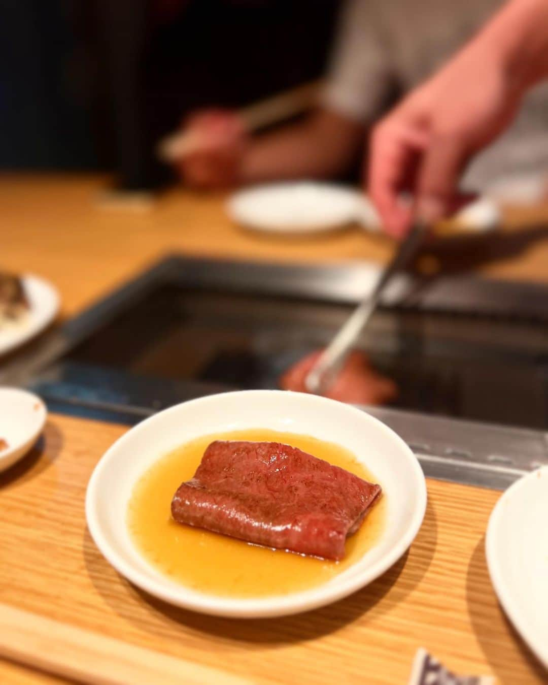 並川花連さんのインスタグラム写真 - (並川花連Instagram)「📍 @beefkitchen_tokyo   ここ最近のお肉でいちばん感動して いい意味で期待を裏切られた ビーフキッチン中目黒本店🥩👏🏻❤️‍🔥  今回のビーフキッチンコースが お肉一枚一枚のクオリティーが ほんっとに高くて 目ん玉飛び出そうなくらい驚いた🫨💓 このコースが6000円？！は 驚きすぎるから みんな一旦行った方がいい(激推し)💨  17:00に入店すると 早い時間で店内も落ち着いてて さらには 店員さんがお肉を焼いてくれるという とても最高な時間帯。おすすめ😍  子連れにもあったかくて、 息子も大喜びで有難い😭💓  またすぐ行きたい😍🥩  そして今回、かみのけを短くするなら @ryuu5647 さんに。 とおもっていてお願いしたのですが☺️✨ ほんっとにさらっさら！ 縮毛矯正も神すぎて感動😭✨ 髪の毛切りたいなぁと思ってるけど 髪質広がりやすいしなぁ。。のお悩みを 本当に解決してくださって😭😭 そしてまたまた、 早々なイメチェンしようかなと。 つぎは。🤫わかるかな。  あ、この日お肌治療のあとで お肌すっぴんの何も塗ってない (乳液と日焼け止めはクリニックで塗っていただいた) これからの経過たのしみ目指せ肌年齢-５歳🔥  デニムセットアップは  @shein_japan @sheinofficial 🍂  9/30まで、 お買い上げ金額1～5,999円までは15%OFF、 6000円以上は20%OFFになるよ♡  クーポンコード　23FWJP178  #ビーフキッチン中目黒本店  #中目黒グルメ  #中目黒ディナー  #中目黒焼肉 #焼肉ディナー  #焼肉デート #子連れ中目黒 #子連れok  #子連れお出かけ  #PR」9月26日 13時31分 - kareurn