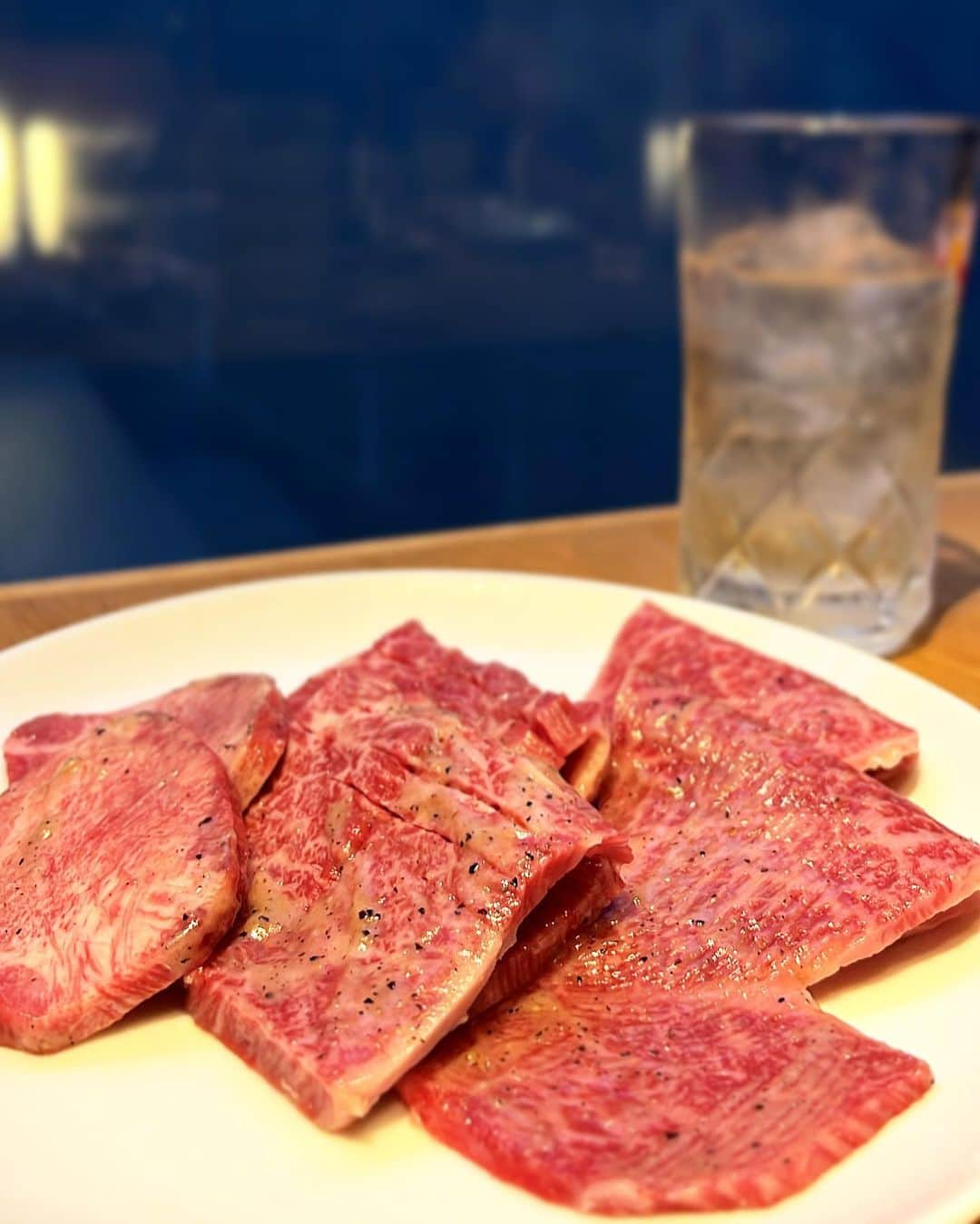 並川花連さんのインスタグラム写真 - (並川花連Instagram)「📍 @beefkitchen_tokyo   ここ最近のお肉でいちばん感動して いい意味で期待を裏切られた ビーフキッチン中目黒本店🥩👏🏻❤️‍🔥  今回のビーフキッチンコースが お肉一枚一枚のクオリティーが ほんっとに高くて 目ん玉飛び出そうなくらい驚いた🫨💓 このコースが6000円？！は 驚きすぎるから みんな一旦行った方がいい(激推し)💨  17:00に入店すると 早い時間で店内も落ち着いてて さらには 店員さんがお肉を焼いてくれるという とても最高な時間帯。おすすめ😍  子連れにもあったかくて、 息子も大喜びで有難い😭💓  またすぐ行きたい😍🥩  そして今回、かみのけを短くするなら @ryuu5647 さんに。 とおもっていてお願いしたのですが☺️✨ ほんっとにさらっさら！ 縮毛矯正も神すぎて感動😭✨ 髪の毛切りたいなぁと思ってるけど 髪質広がりやすいしなぁ。。のお悩みを 本当に解決してくださって😭😭 そしてまたまた、 早々なイメチェンしようかなと。 つぎは。🤫わかるかな。  あ、この日お肌治療のあとで お肌すっぴんの何も塗ってない (乳液と日焼け止めはクリニックで塗っていただいた) これからの経過たのしみ目指せ肌年齢-５歳🔥  デニムセットアップは  @shein_japan @sheinofficial 🍂  9/30まで、 お買い上げ金額1～5,999円までは15%OFF、 6000円以上は20%OFFになるよ♡  クーポンコード　23FWJP178  #ビーフキッチン中目黒本店  #中目黒グルメ  #中目黒ディナー  #中目黒焼肉 #焼肉ディナー  #焼肉デート #子連れ中目黒 #子連れok  #子連れお出かけ  #PR」9月26日 13時31分 - kareurn