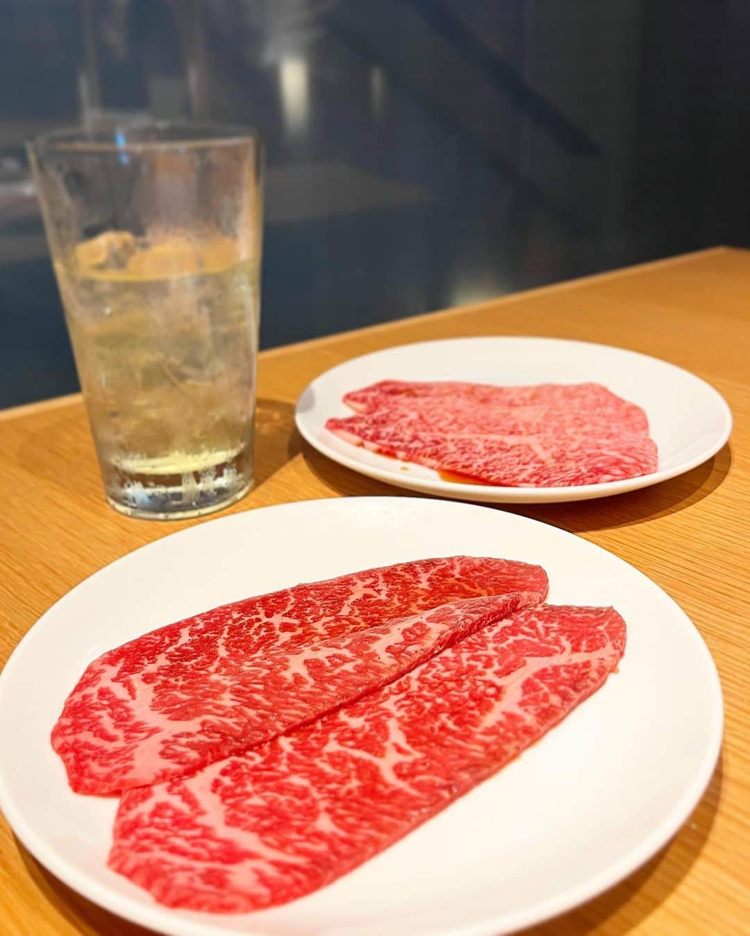 並川花連さんのインスタグラム写真 - (並川花連Instagram)「📍 @beefkitchen_tokyo   ここ最近のお肉でいちばん感動して いい意味で期待を裏切られた ビーフキッチン中目黒本店🥩👏🏻❤️‍🔥  今回のビーフキッチンコースが お肉一枚一枚のクオリティーが ほんっとに高くて 目ん玉飛び出そうなくらい驚いた🫨💓 このコースが6000円？！は 驚きすぎるから みんな一旦行った方がいい(激推し)💨  17:00に入店すると 早い時間で店内も落ち着いてて さらには 店員さんがお肉を焼いてくれるという とても最高な時間帯。おすすめ😍  子連れにもあったかくて、 息子も大喜びで有難い😭💓  またすぐ行きたい😍🥩  そして今回、かみのけを短くするなら @ryuu5647 さんに。 とおもっていてお願いしたのですが☺️✨ ほんっとにさらっさら！ 縮毛矯正も神すぎて感動😭✨ 髪の毛切りたいなぁと思ってるけど 髪質広がりやすいしなぁ。。のお悩みを 本当に解決してくださって😭😭 そしてまたまた、 早々なイメチェンしようかなと。 つぎは。🤫わかるかな。  あ、この日お肌治療のあとで お肌すっぴんの何も塗ってない (乳液と日焼け止めはクリニックで塗っていただいた) これからの経過たのしみ目指せ肌年齢-５歳🔥  デニムセットアップは  @shein_japan @sheinofficial 🍂  9/30まで、 お買い上げ金額1～5,999円までは15%OFF、 6000円以上は20%OFFになるよ♡  クーポンコード　23FWJP178  #ビーフキッチン中目黒本店  #中目黒グルメ  #中目黒ディナー  #中目黒焼肉 #焼肉ディナー  #焼肉デート #子連れ中目黒 #子連れok  #子連れお出かけ  #PR」9月26日 13時31分 - kareurn