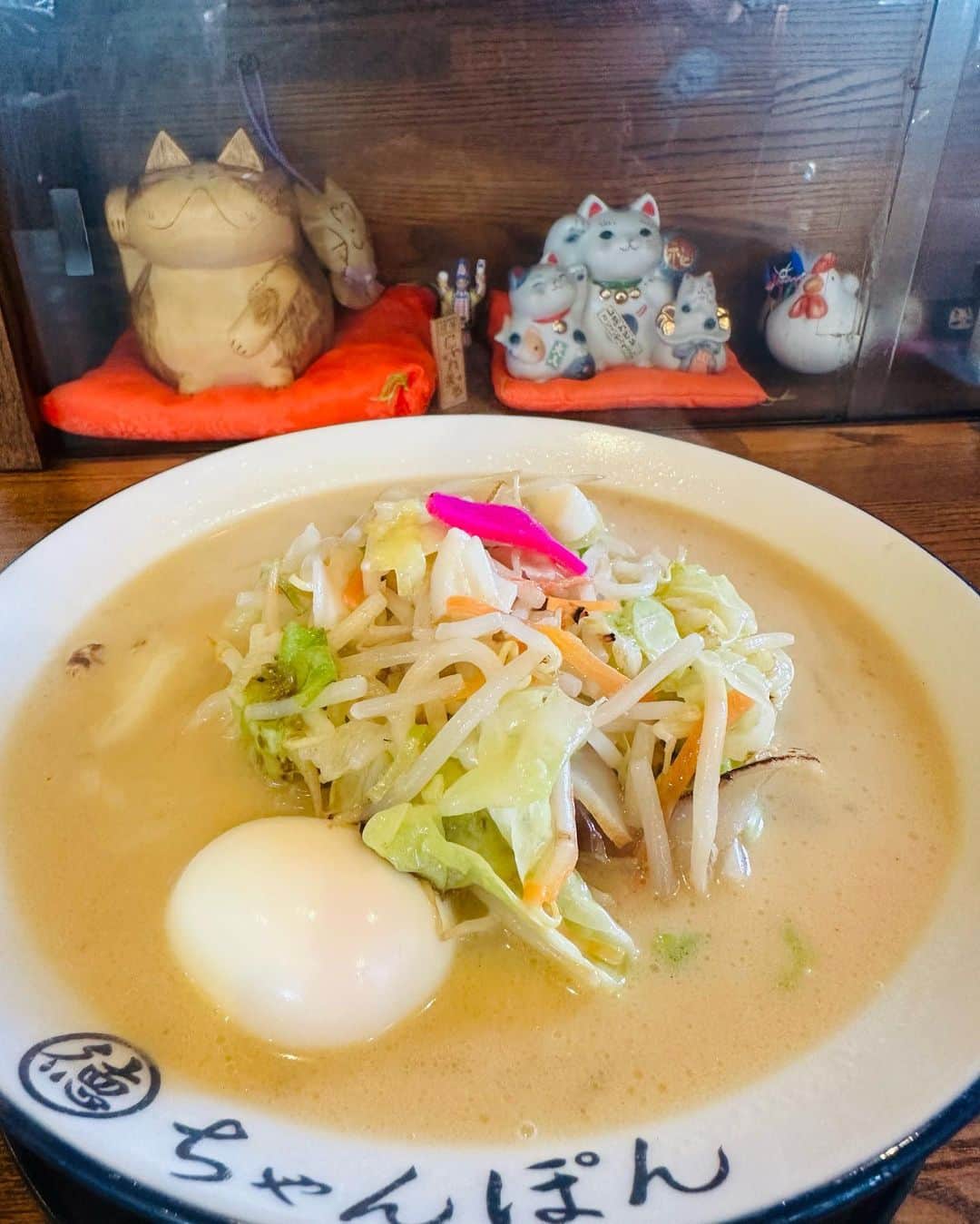 美川憲二さんのインスタグラム写真 - (美川憲二Instagram)「札幌で、ちゃんぽんよ〜😃😋🍴✨✨✨✨✨✨✨✨✨✨  長崎で食べるより　美味いって　噂の‼️😍😳😳　 (長崎の方、あくまでも噂ですから、お許しを😰🥹🙏)笑。  ちゃんぽん「一鶴」さんにお邪魔して💨💨  平日昼間から　大行列な　人気店です‼️ (街中からは、ちょい離れてるにも関わらず〜😂😅💦💦💦)  これが　一鶴さんが誇る　ちゃんぽんよ〜🥹👀👀  やっぱ　噂通り、スープが　北海道の帆立やら、利尻昆布出汁、様々な魚介の出汁も効いてて、😍💓💓💓💓💓💓  最高に、旨、旨だったわよ〜😃😋🍜👍👍👍👍👍👍  これは　並んででも　食べる価値‼️  あり⤴️あり⤴️⤴️だわさ‼️😃😄👍👍  全国の　美味い店、グルメ情報は  ヒデコにおまかせ〜😃😄💡💡💡  グルメヒデコ‼️  グルメヒデコ‼️  それそれ〜😃😄⤴️⤴️ #ちゃんぽん一鶴  #札幌グルメ #長崎より美味しいって噂よ #かなり美味しい #札幌 #昼から幸せ #美川憲一 #美川憲二 #ヒデコフランセスカ #オネェ系 #ものまね」9月26日 13時32分 - mikawakenji