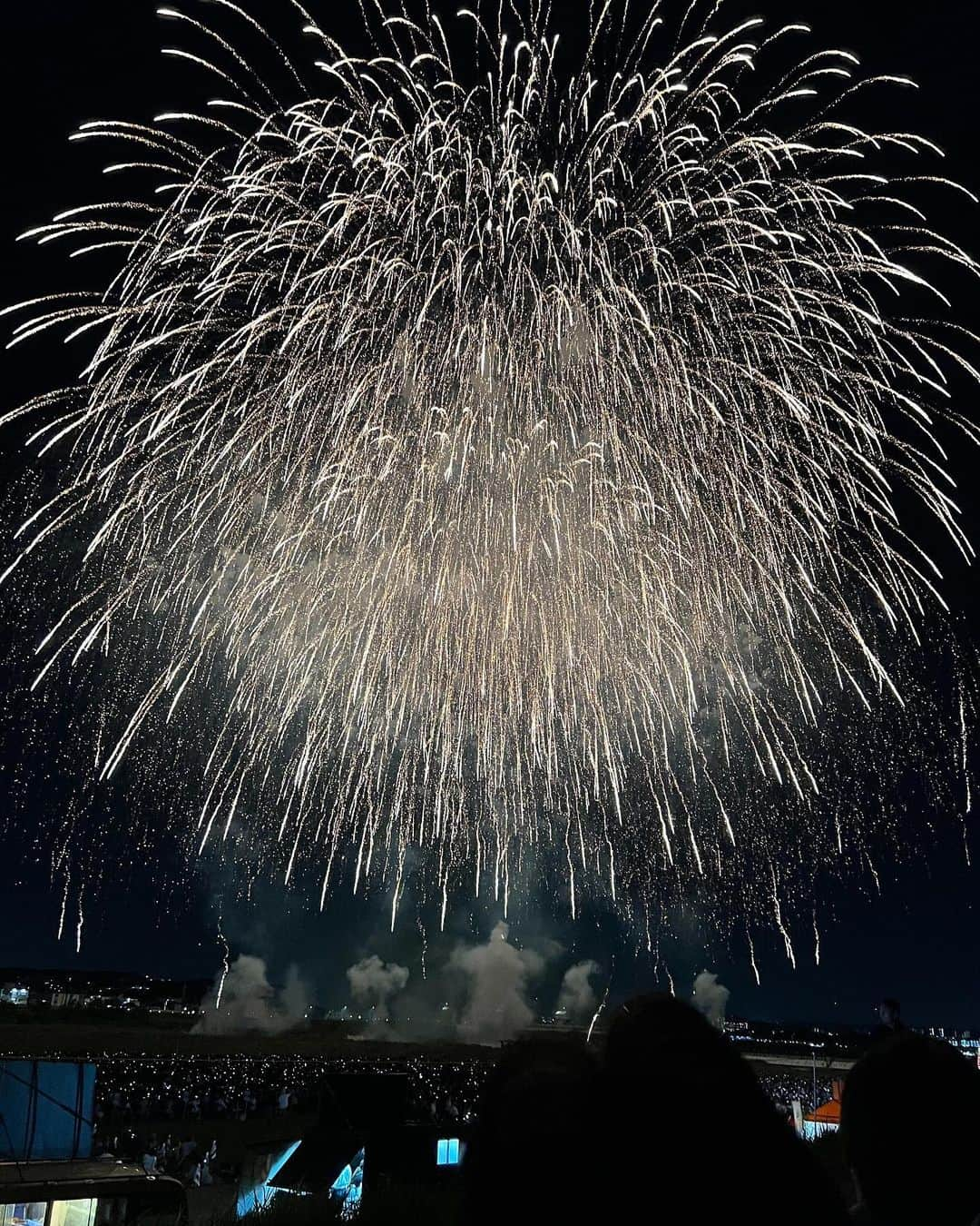 真矢みきさんのインスタグラム写真 - (真矢みきInstagram)「.  今年どうしても見たかった花火 一昨日、調布花火で鎮魂の思いを込めて見上げる事が叶いました  行く夏を愛おしみながら  　多摩川の空に、街に、私の心に、 ドーンドーンと鼓舞するように見事に夜空を彩る大輪の花々  胸に熱い思い出をいただきました 感謝  素敵な一日を  Maya」9月26日 13時38分 - mikimayaofficial