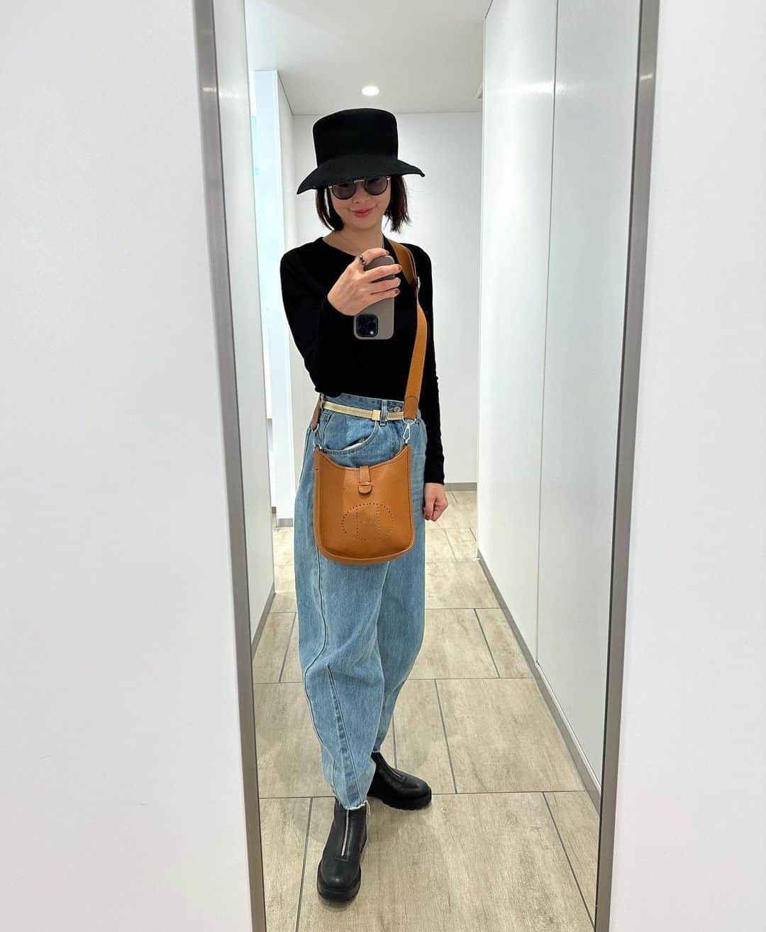 のインスタグラム：「✴︎ もう一度暑くなるみたいだけど もう夏服飽きました、 気分はもう秋です！よね？🍂  UNIQLOの黒T 薄手でラインも綺麗だし使えます🖤  #秋 #秋ファッション #UNIQLO」
