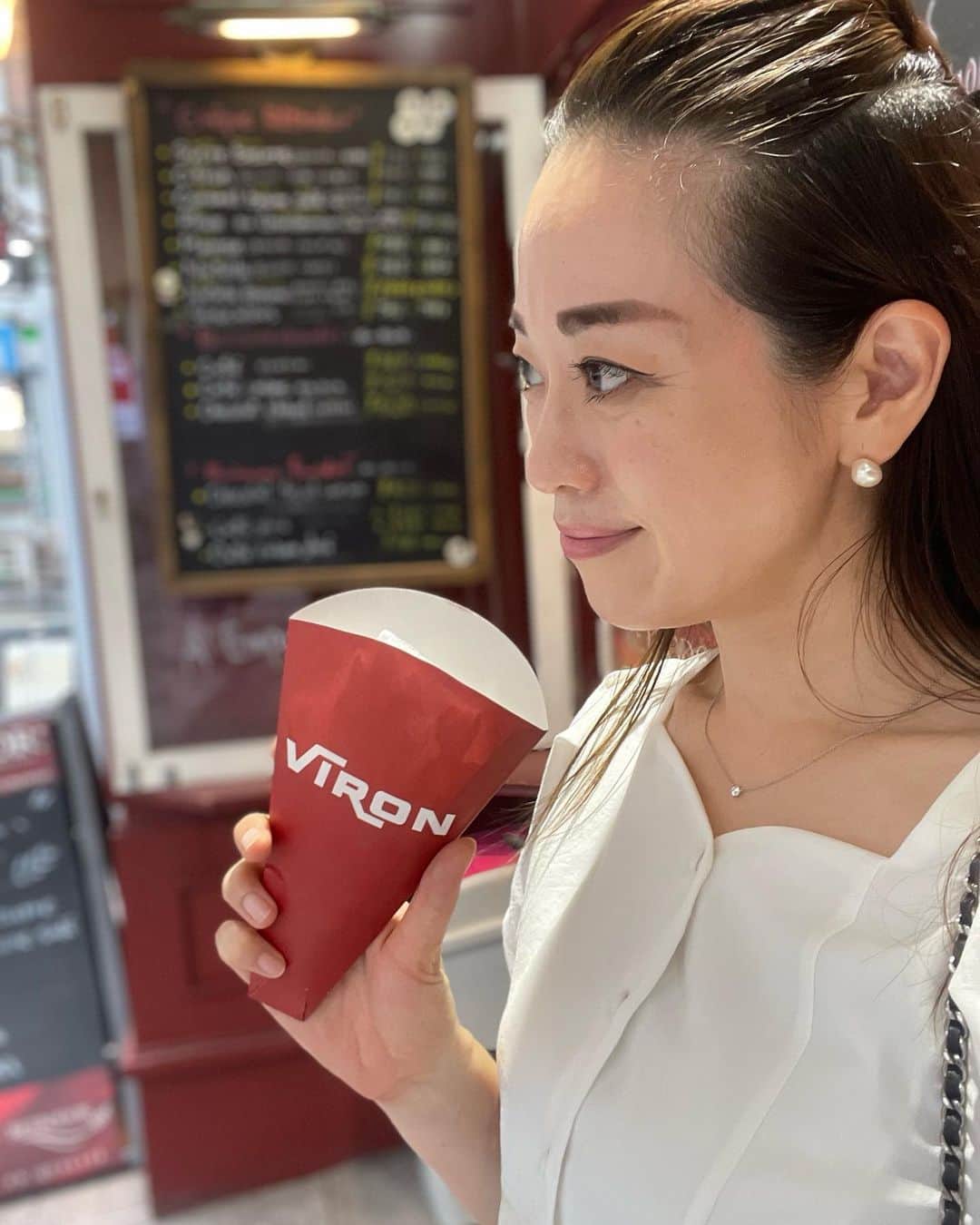 沢瀉美緒さんのインスタグラム写真 - (沢瀉美緒Instagram)「※ Love this crape @viron_brasserie  . @izumikimoto に伝染させちゃった クレープ❤️ . まだ涼しくなかった頃に さっくり食べに行ってきました🤭 . 食べられるスペースがないので わざわざ来てもらうには申し訳ないから もっぱらおひとり様🤭 . 昔は東急本店のついでに行けたけど 今は特にわざわざ行くところになってしまいました🤭 . あっという間になくなって胃袋に🥹 . . #viron渋谷 #viron #crape #クレープ屋さん ではないけど😅」9月26日 13時53分 - mio_omodaka