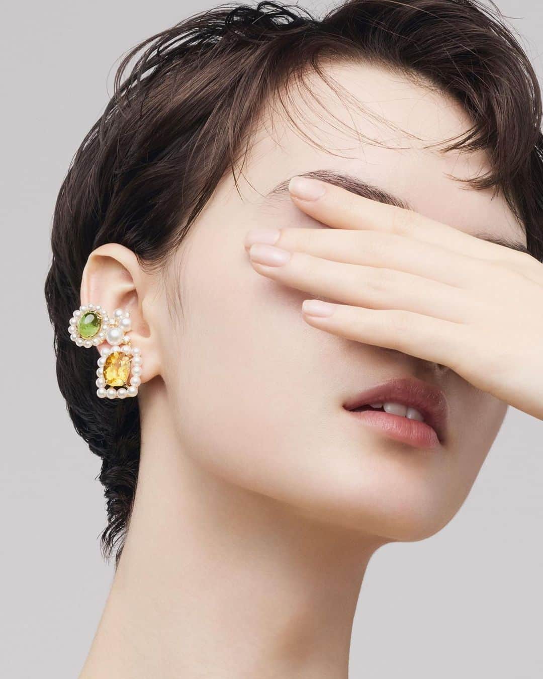 TASAKIさんのインスタグラム写真 - (TASAKIInstagram)「Vividly coloured gemstones emit a playful shimmer. These single ‘Ore’ earrings from TASAKI Atelier promise an impish and daring statement.  色鮮やかなカラーストーンのプレイフルな煌めき。 「TASAKI Atelier」の「Ore (オーア)」シリーズのシングルイヤリングで自由な感性を耳元に。  #TASAKI #TASAKIAtelier」9月27日 19時00分 - tasaki_intl