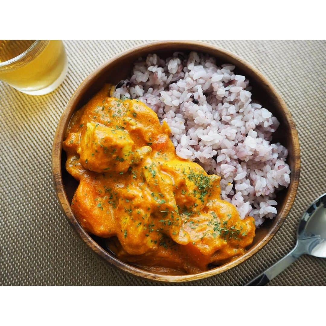 高木沙織のインスタグラム：「🍛 * 「トリプル発酵食品カレー」 * 最近はずっとこのカレー♡ 味噌とヨーグルト、甘酒を使った トリプル発酵食品のカレーです。 * 〈材料２～３人分〉 ・玉ねぎ　1/2個 ・にんじん　1/2本 ・しめじ　1/2株 ・鶏むね肉　１枚 ・カレー粉　大さじ１ ・トマト缶　200g ・みそ　大さじ1/2～１ ・甘酒　大さじ１ ・パセリ　お好みで * （A） ・ヨーグルト（無糖）　100g ・しょうが・にんにく（すりおろし/チューブタイプのものでもOK）　各小さじ1/2 ・塩 小さじ1/4 * （B） ・しょうが・にんにく（すりおろし）　各小さじ1/2 ・オリーブオイル　大さじ１ * 〈作り方〉 1.玉ねぎとにんじんは乱切りにして しめじは石づきを切ってから小房に分ける。 鶏むね肉を食べやすい大きさにカットしたら （A）に10分以上漬ける。 * 2.熱したフライパンに（B）を入れて 弱火にかける。 しょうがとにんにくの香りがたってきたら 中火にしてたまねぎとにんじん、しめじを炒める。 野菜がしんなりしてきたら カレー粉を加えてさらに炒める。 * 3.2にトマト缶と 1の鶏むね肉（漬けだれと一緒に）を加えたら 中火で15～20分ほど煮込む。 水分が少なくなってきたら みそを少しずつ加えて、味を調整する。 * 4.ビタミン類を豊富に含む甘酒は 火を止める直前に加えるのがポイント！  ざっくりと混ぜるくらいでOK。 あとは、器にご飯を盛りつけて カレーとパセリをかけて完成。 * 今月、カレー率高いです。 次は骨付き肉でも 作ってみる予定^_^ * * 『FYTTE』 https://fytte.jp/news/diet/195326/ * * #カレー #カレーライス  #カレー部  #カレーレシピ  #発酵食品 #発酵食品ソムリエ  #雑穀米  #レシピ #料理 #curry #food #fytte」