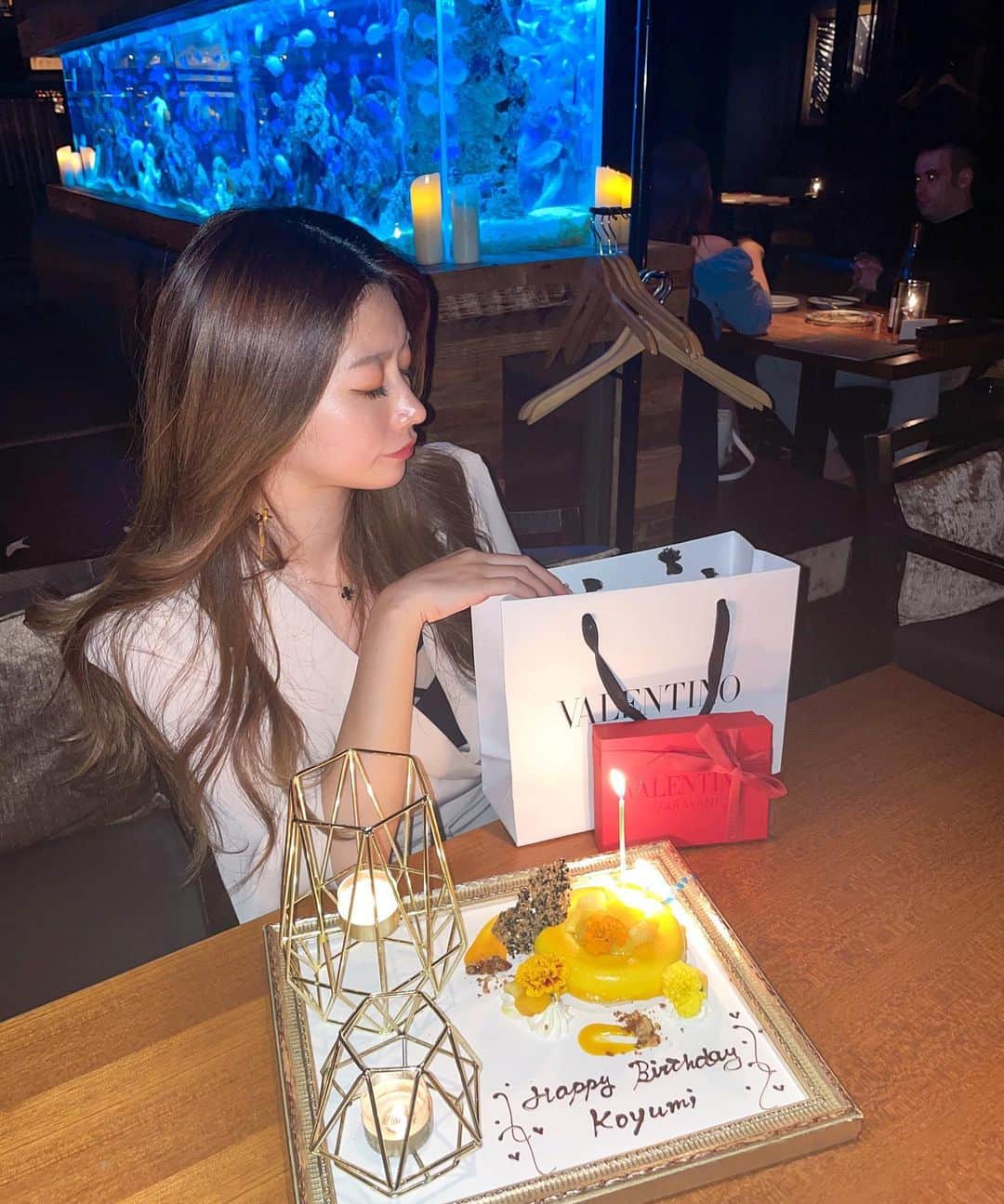 𝐊𝐎𝐘𝐔𝐏𝐈𝐏𝐈 のインスタグラム：「🍰💝🧞‍♂️  @a___mskc  今年もありがとうラブ　♡  雰囲気えもくて溶けた🫠🤍  #アクアリウムダイニング」