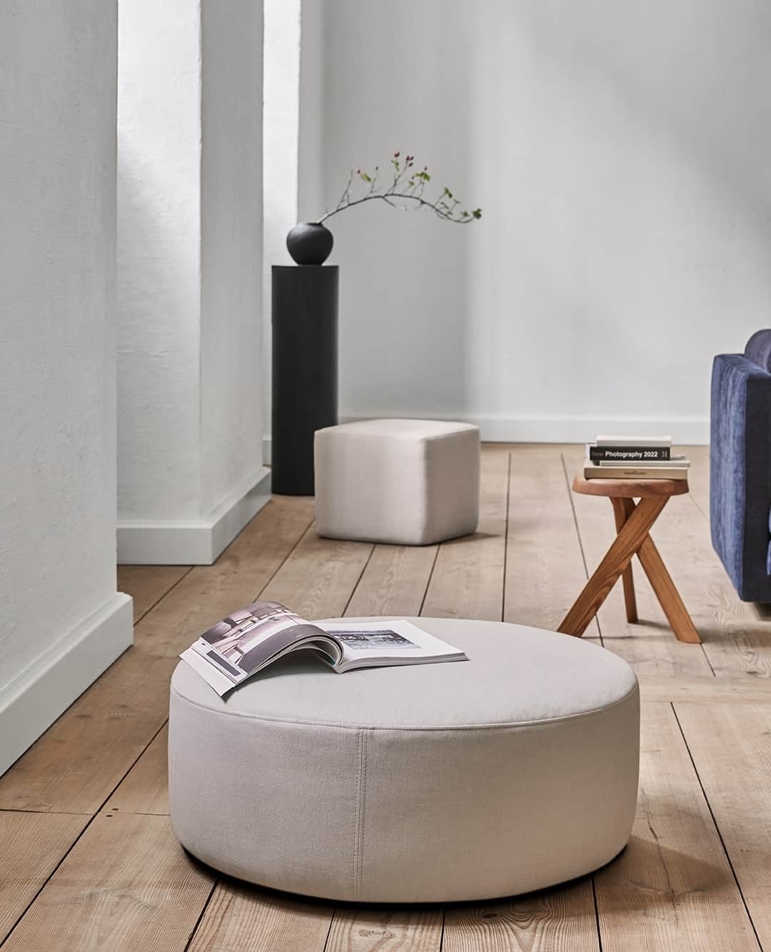 eilersenのインスタグラム：「A good pouffe or foot stool is perfect for extra guests,  an extra table or for books. ⁠ ⁠ Pouffe:  Wheel and  Bun⁠ ⁠ ⁠ ⁠ ⁠ #eilersen #eilersenfurniture #myeilersen #enjoyaneilersen  #jensjuuleilersen  #homedecor #sofa #danishdesign #inredning #finahem #interiorlovers #interiordesign #modernliving #minimalism #nordiskehjem #nordicinspiration #nordicliving #craftsmanship #boligindretning #designinterior #livingroominspo #boliginspiration  #hemindredning #schönerwohnen #nordicminimalism #designinspiration #throughgenerations」