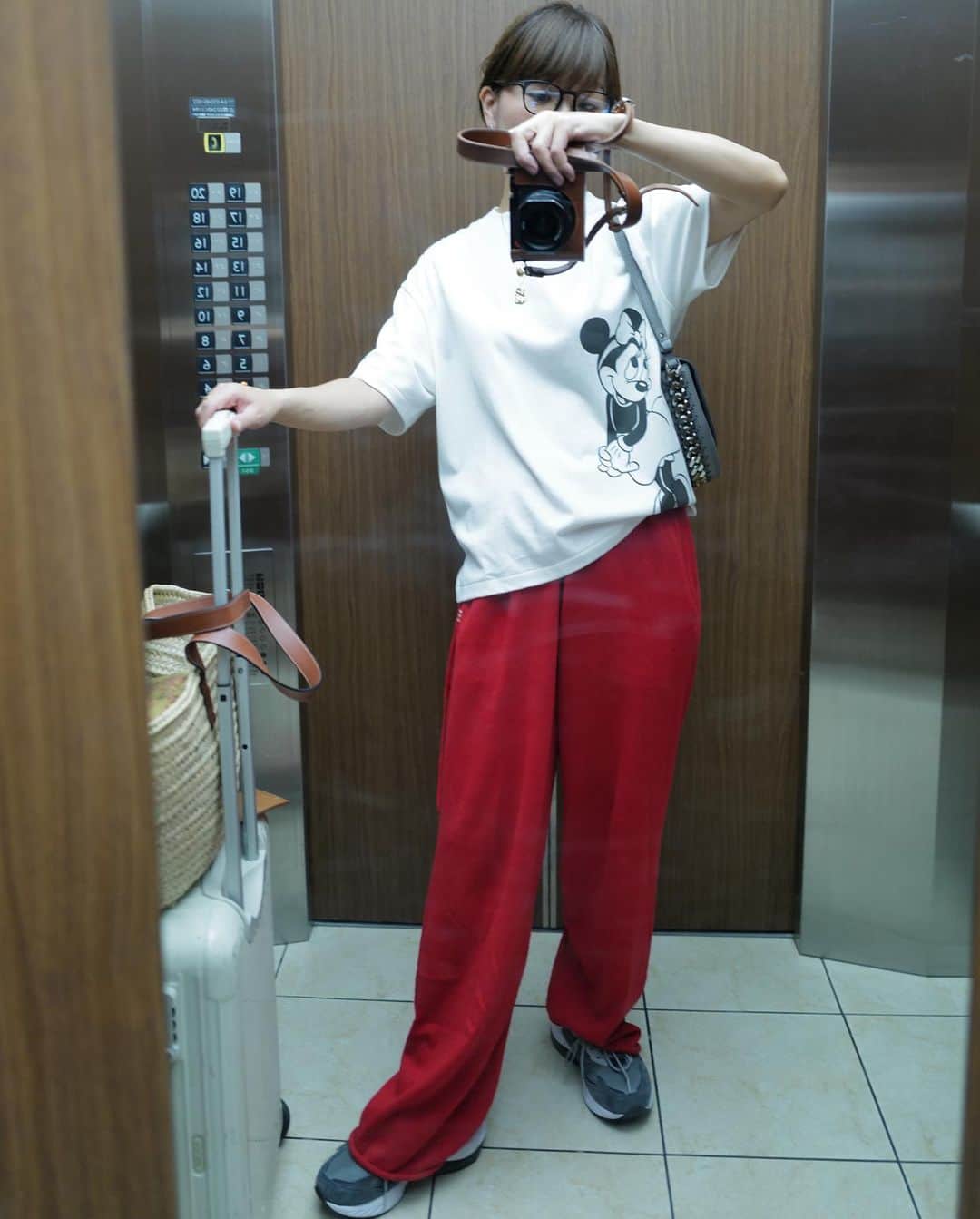 のインスタグラム：「. 旅の服。先週末はRHC名古屋5周年へ。 ドレスコードが赤と聞いたので２日間とも赤いパンツ。 9/30(sat)発売のR.H.VINTAGEのミニーTを一足先に着ていました。オーガニックコットンでつくられたTシャツは、プリントがサイドにありこれからの季節にジャケットやカーディガンを羽織るとチラッと見えてそれがとても可愛い。 R.H.Vだけれどあえてヴィンテージ加工をせずに綺麗につくっています。皆様がご自身で着ていく中で、どんどん経年変化してもっともっと雰囲気が出て素敵になるかと思います。 ミニーだけでなくミッキーTもございます。 そしてスゥエットも🫶 . - RH Vintage for Women- Mickey item : Tee　 color：WHITE / CHARCOAL GRAY　 price : ￥17,600  Minnie item : Tee　 color：WHITE / BEIGE　 price : ￥17,600 #disney #minniemouse」